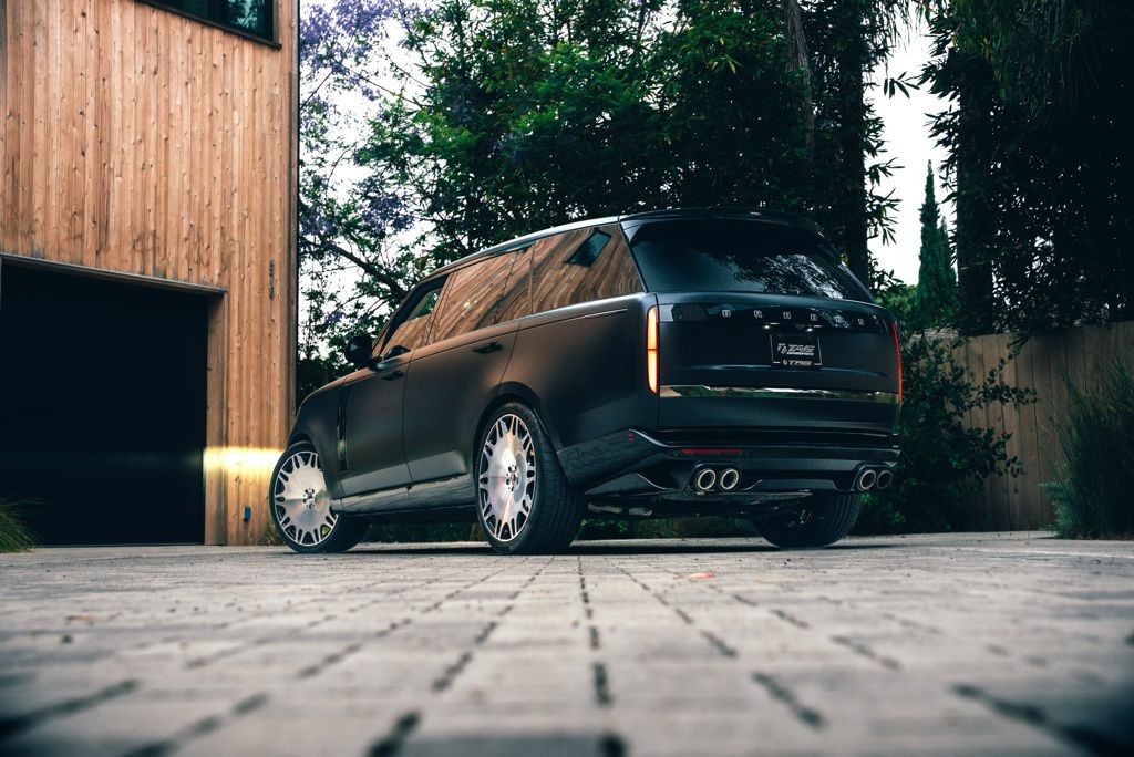 2024 Land Rover Range Rover SV photo 2