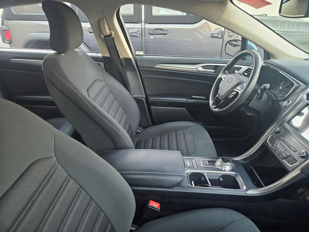 2019 Ford Fusion Hybrid SE photo 3