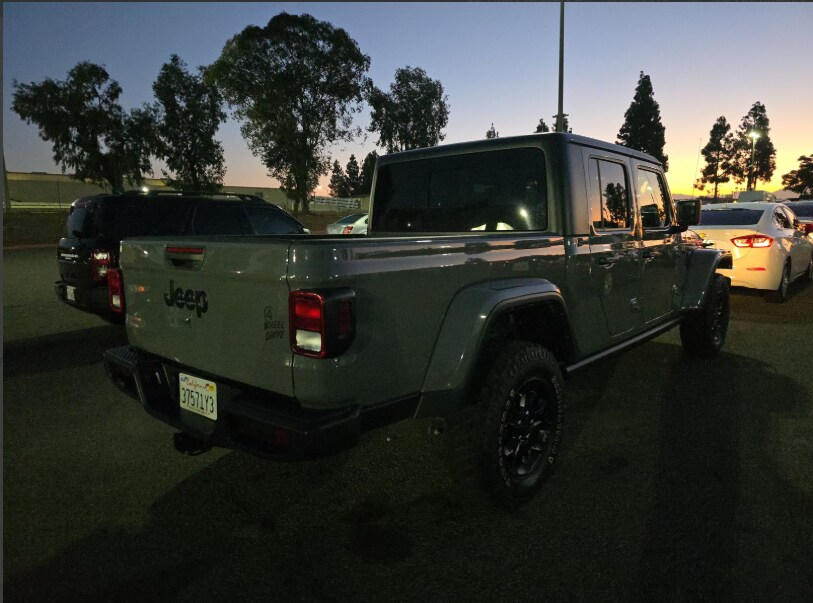 2023 Jeep Gladiator Sport photo 2