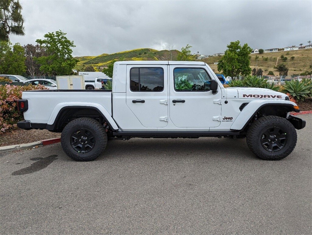 2023 Jeep Gladiator MOJAVE 4X4 Crew Cab Bright White Coastline CDJR