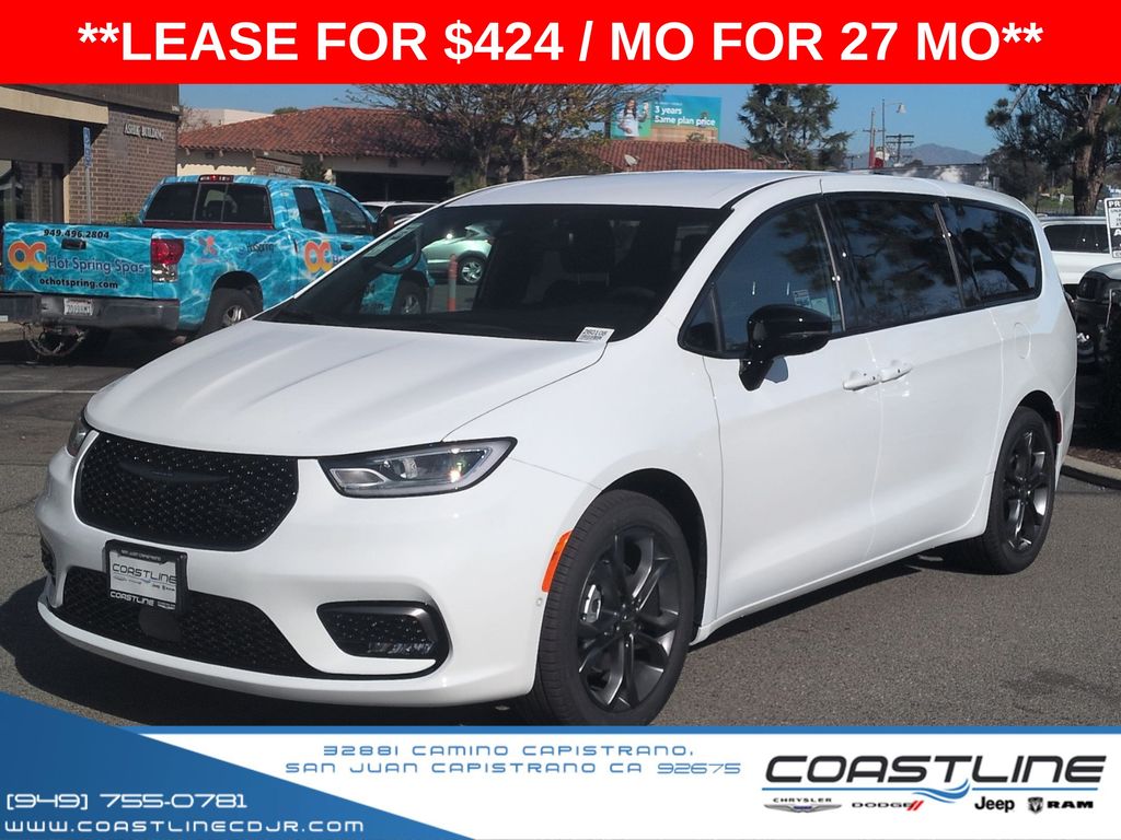 2026 Chrysler Pacifica Select's photo