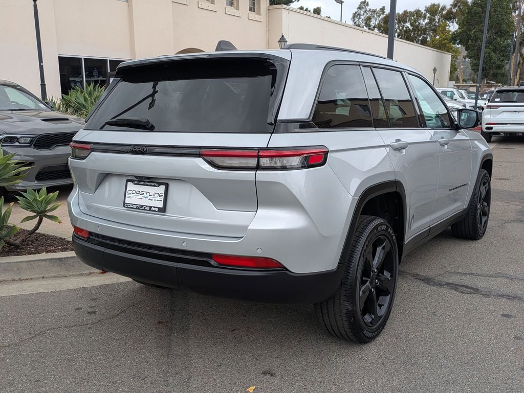 2024 Jeep Grand Cherokee Laredo photo 2