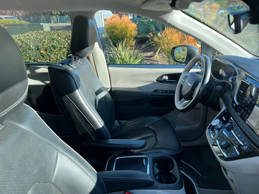 2019 Chrysler Pacifica Limited photo 2