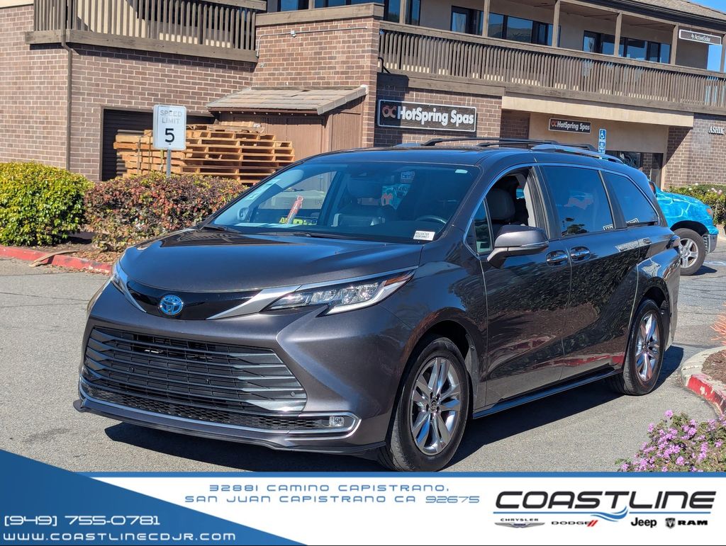 2024 Toyota Sienna Limited's photo
