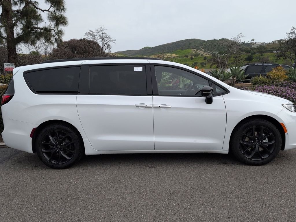 New 2026 Chrysler Pacifica LIMITED Passenger Van