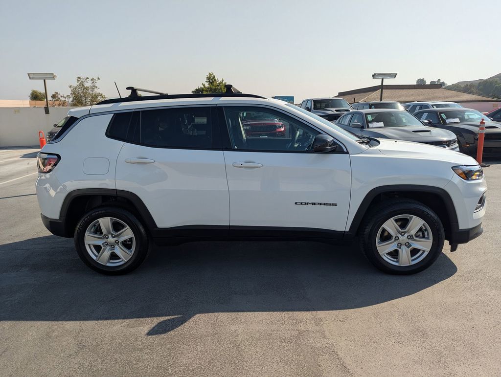 2022 Jeep Compass Latitude photo 3