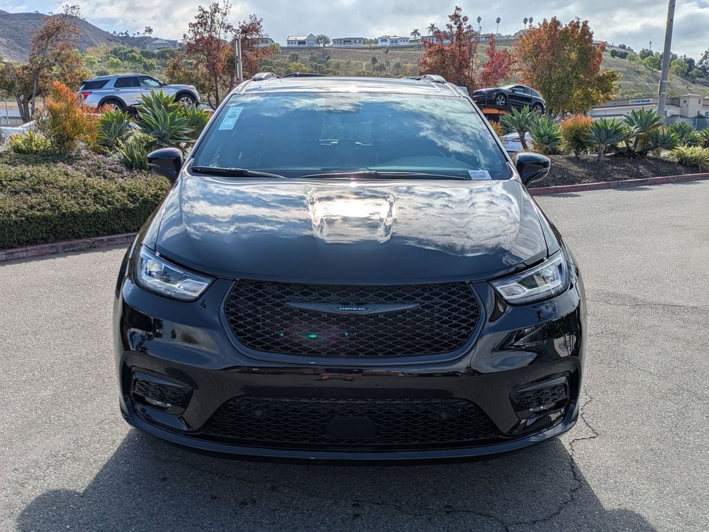 New 2026 Chrysler Pacifica LIMITED AWD Passenger Van