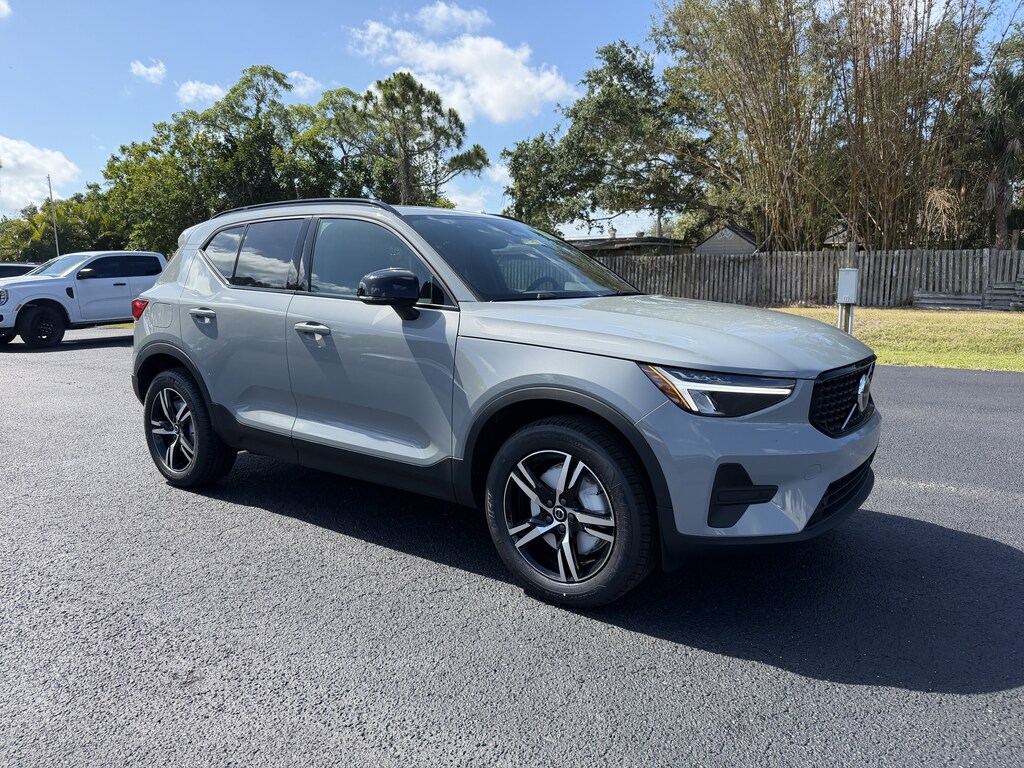 New 2026 Volvo XC40 B5 Core SUV