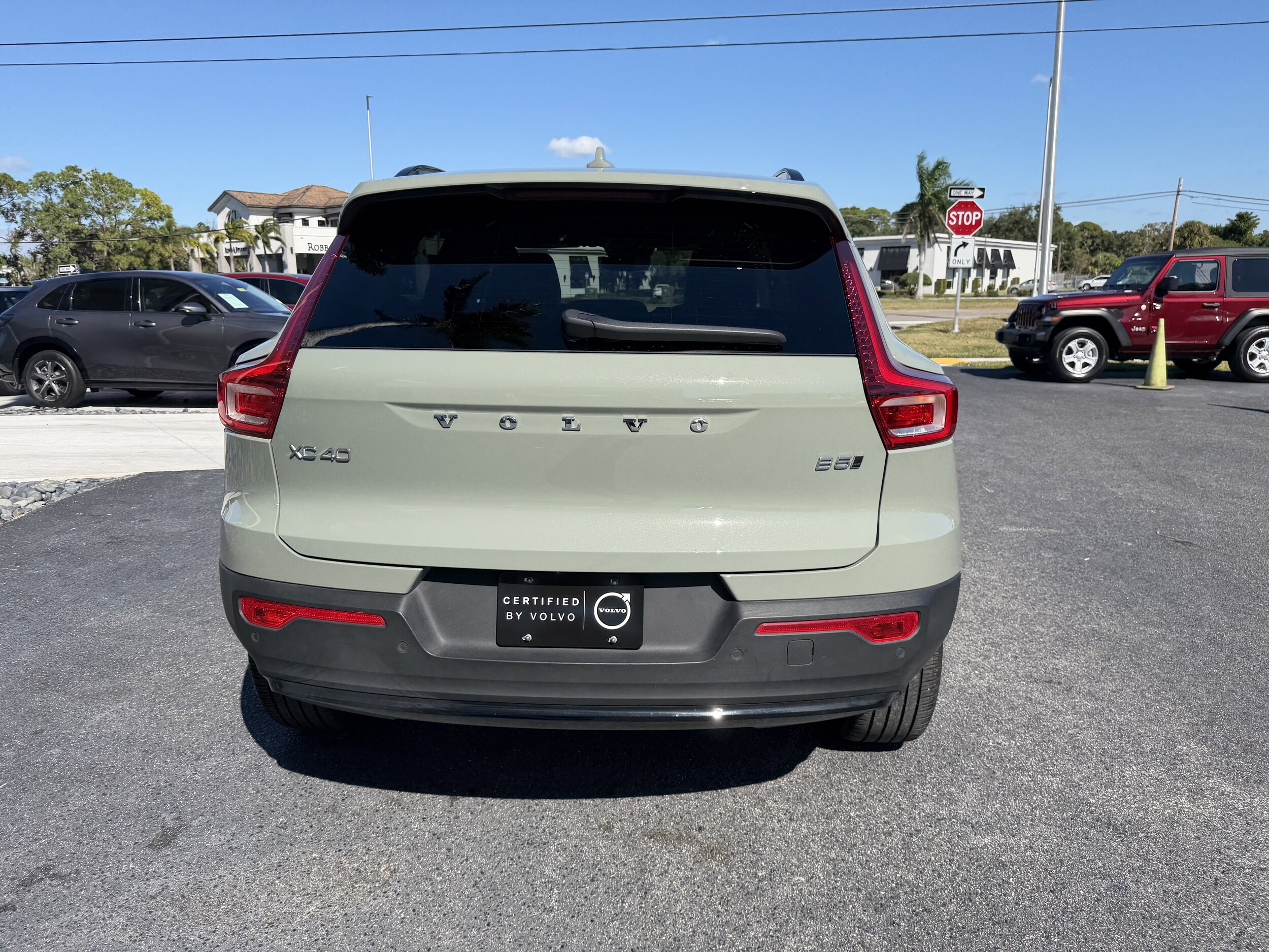 2024 Volvo XC40 Plus photo 3