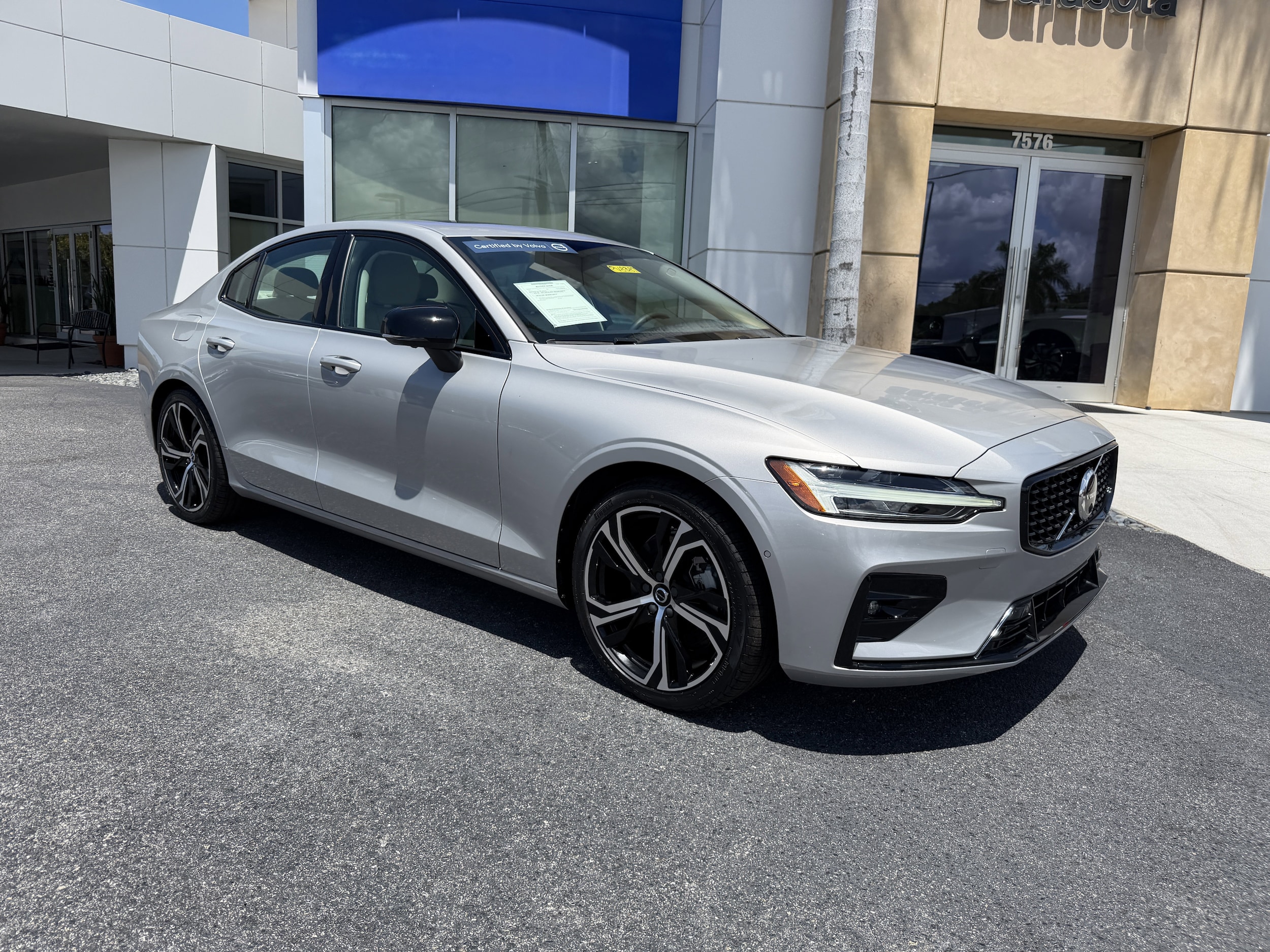 2024 Volvo S60 B5 Plus Dark Theme's photo