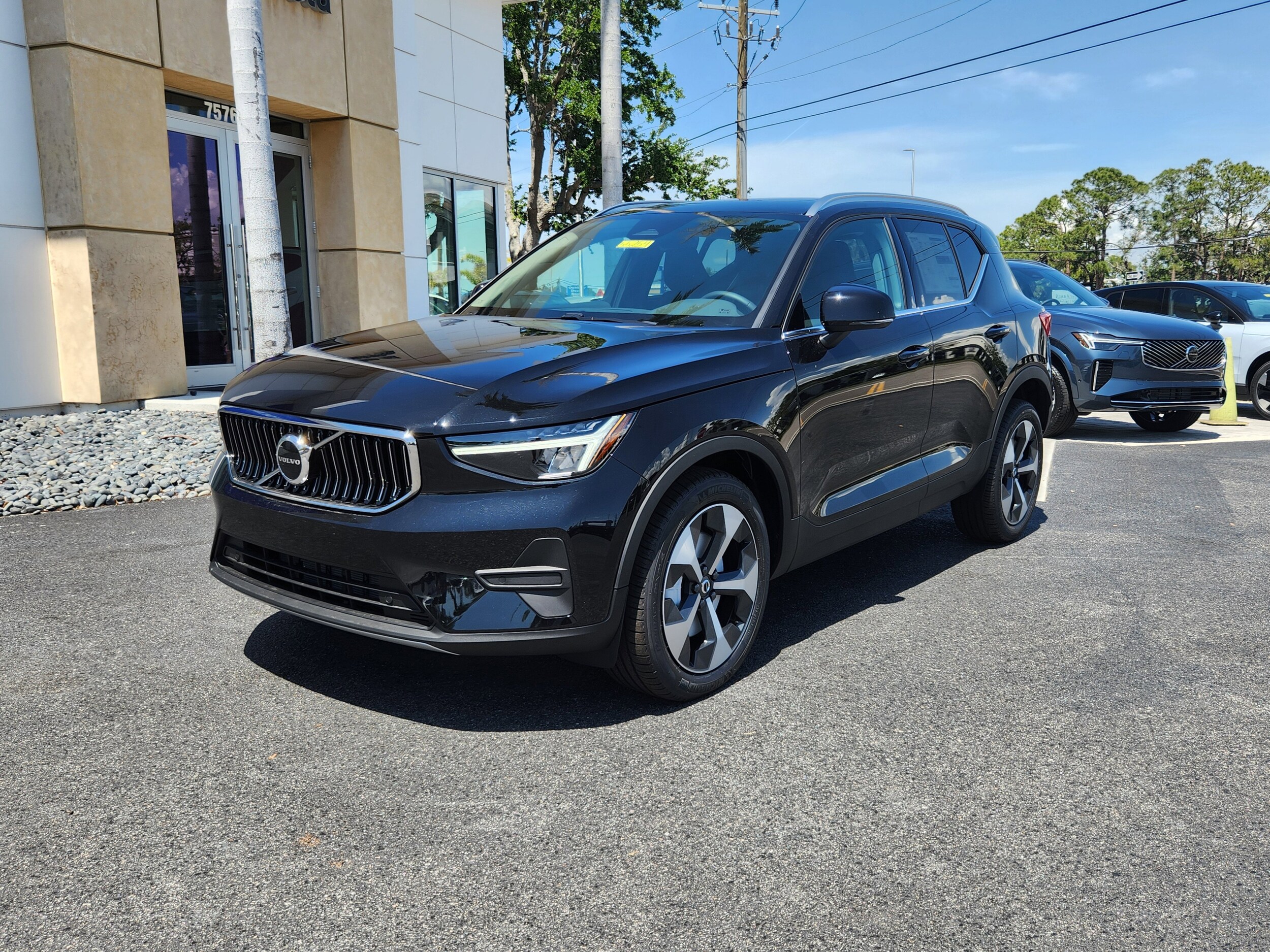 2025 Volvo XC40 Core photo 2