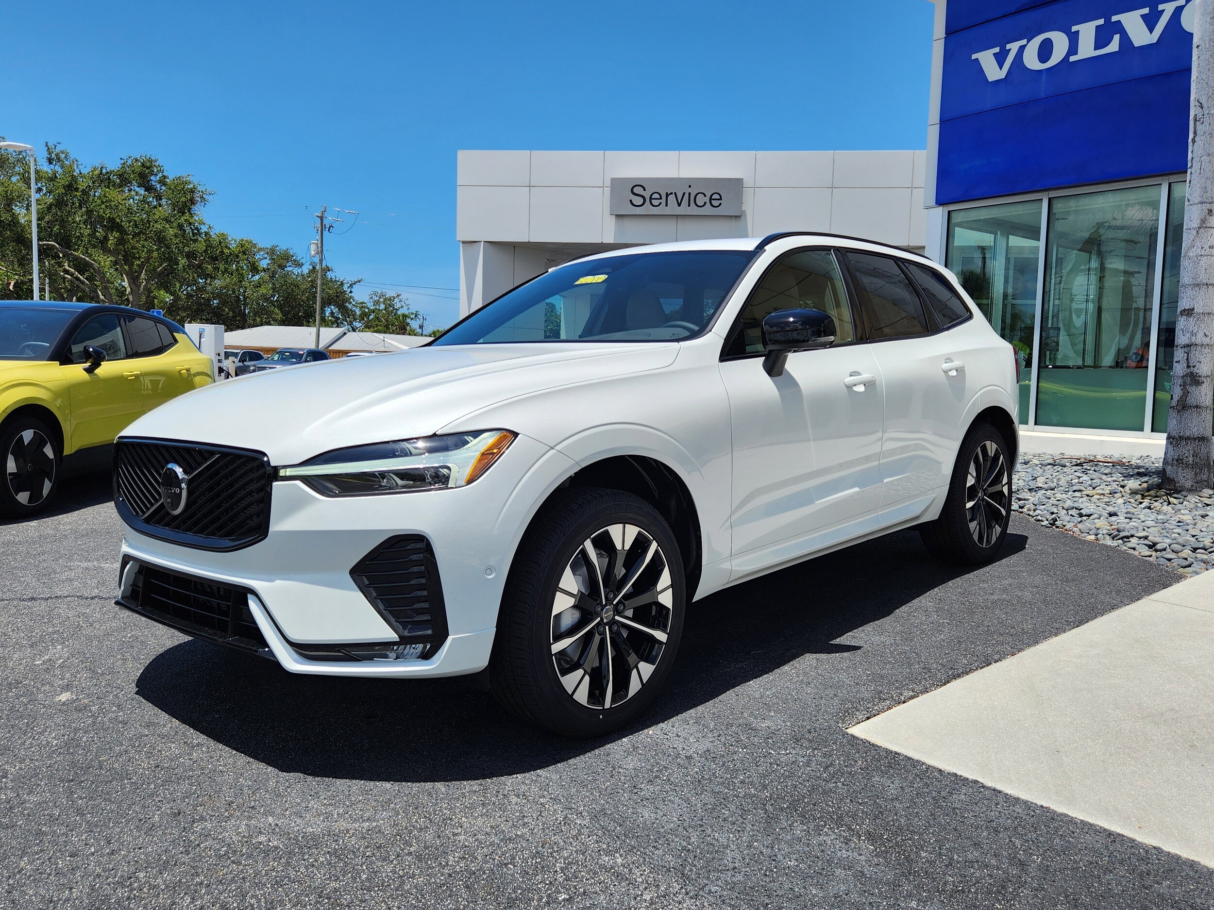 2026 Volvo XC60 Hybrid photo 3