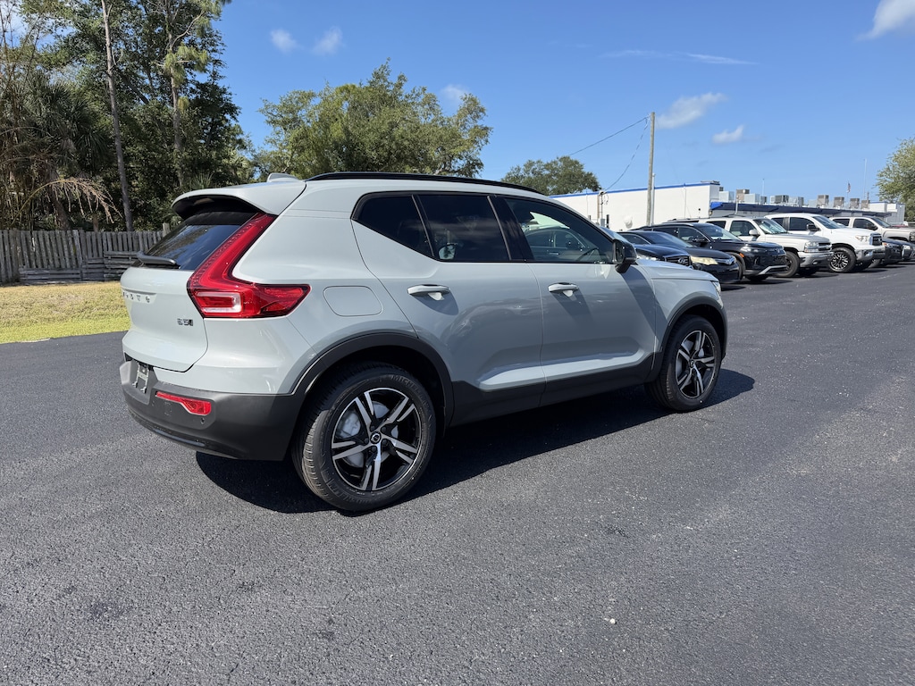 New 2026 Volvo XC40 B5 Core SUV