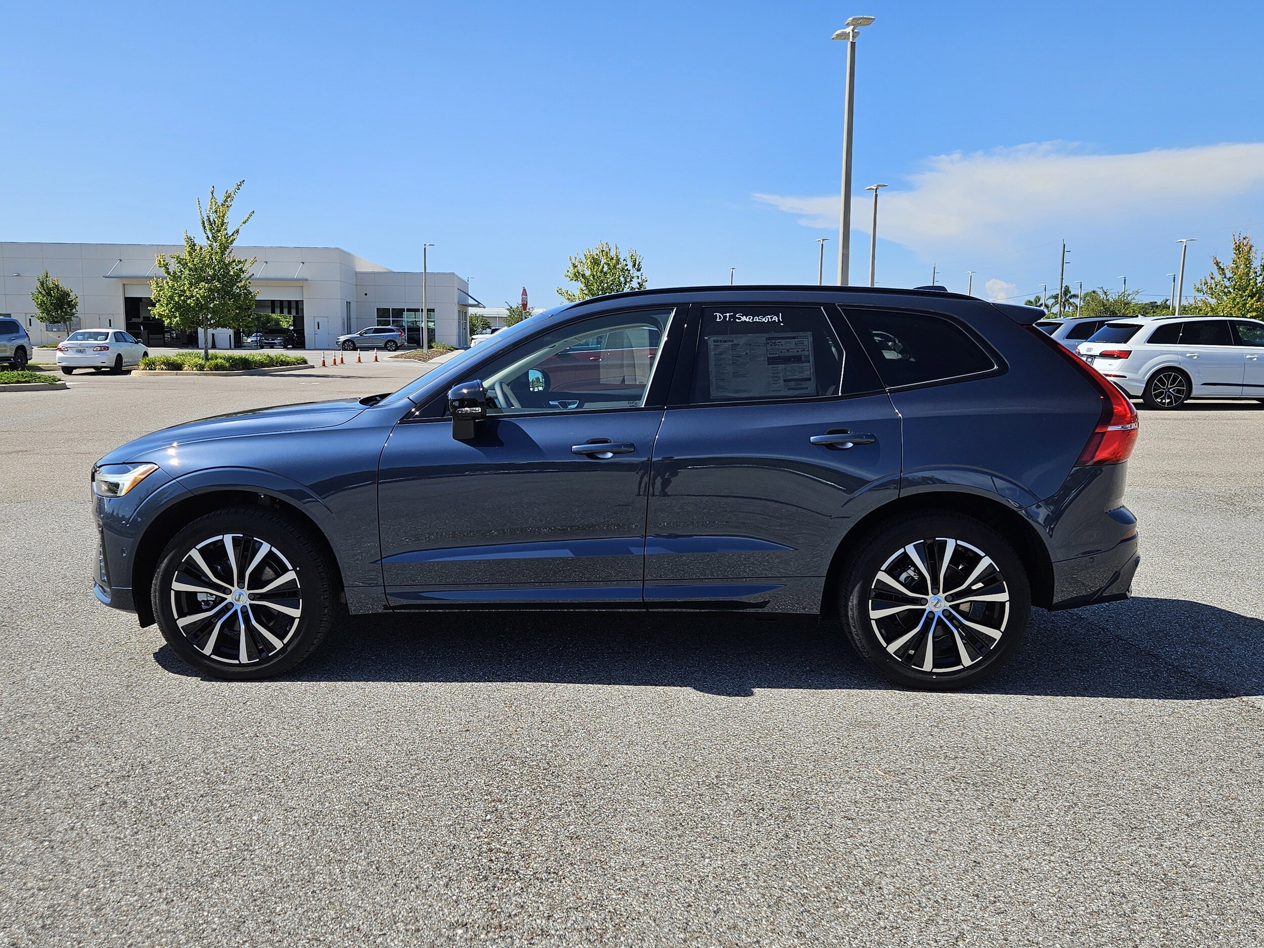2025 Volvo XC60 B5 Plus photo 2