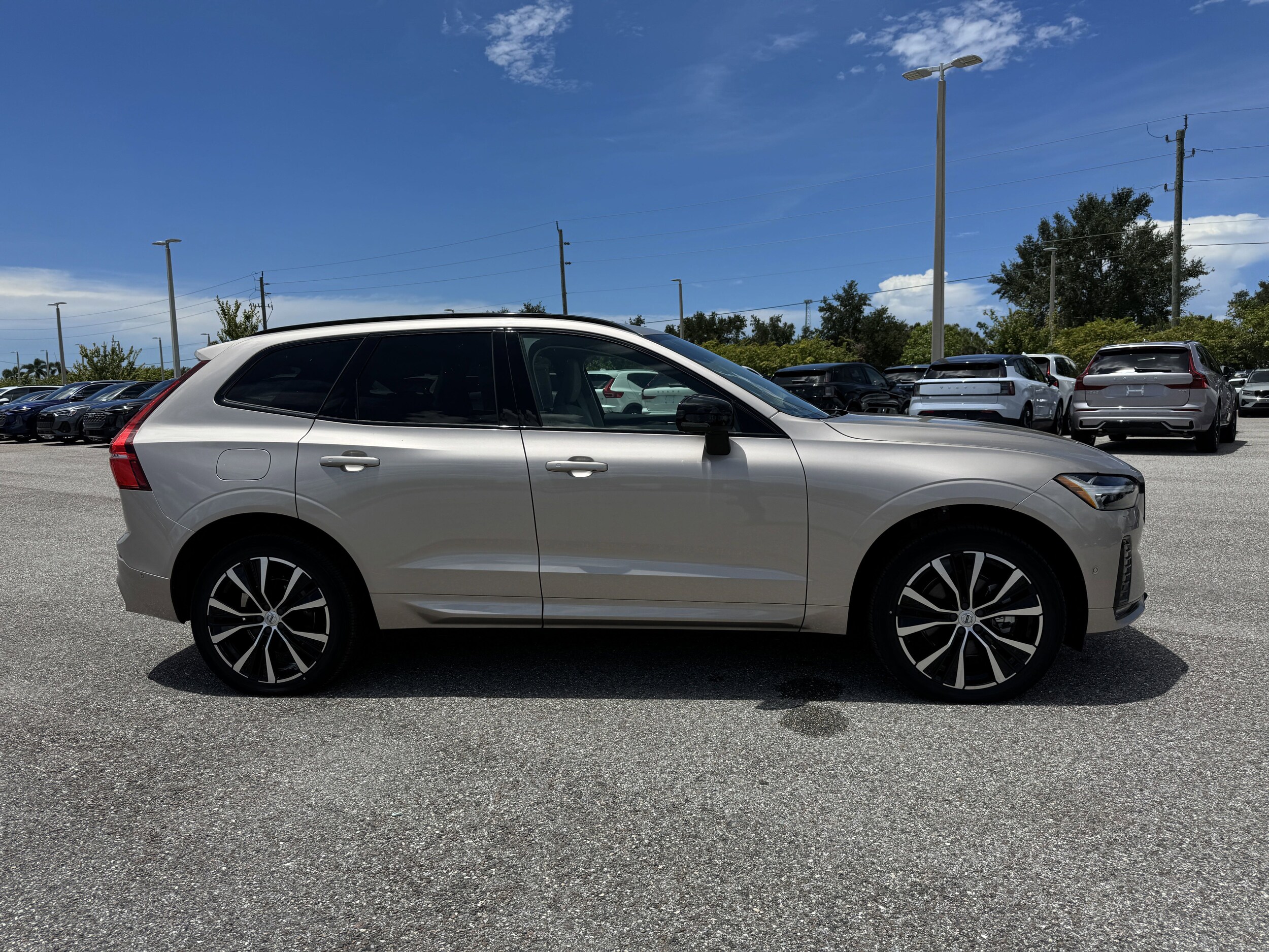2025 Volvo XC60 B5 Plus photo 2
