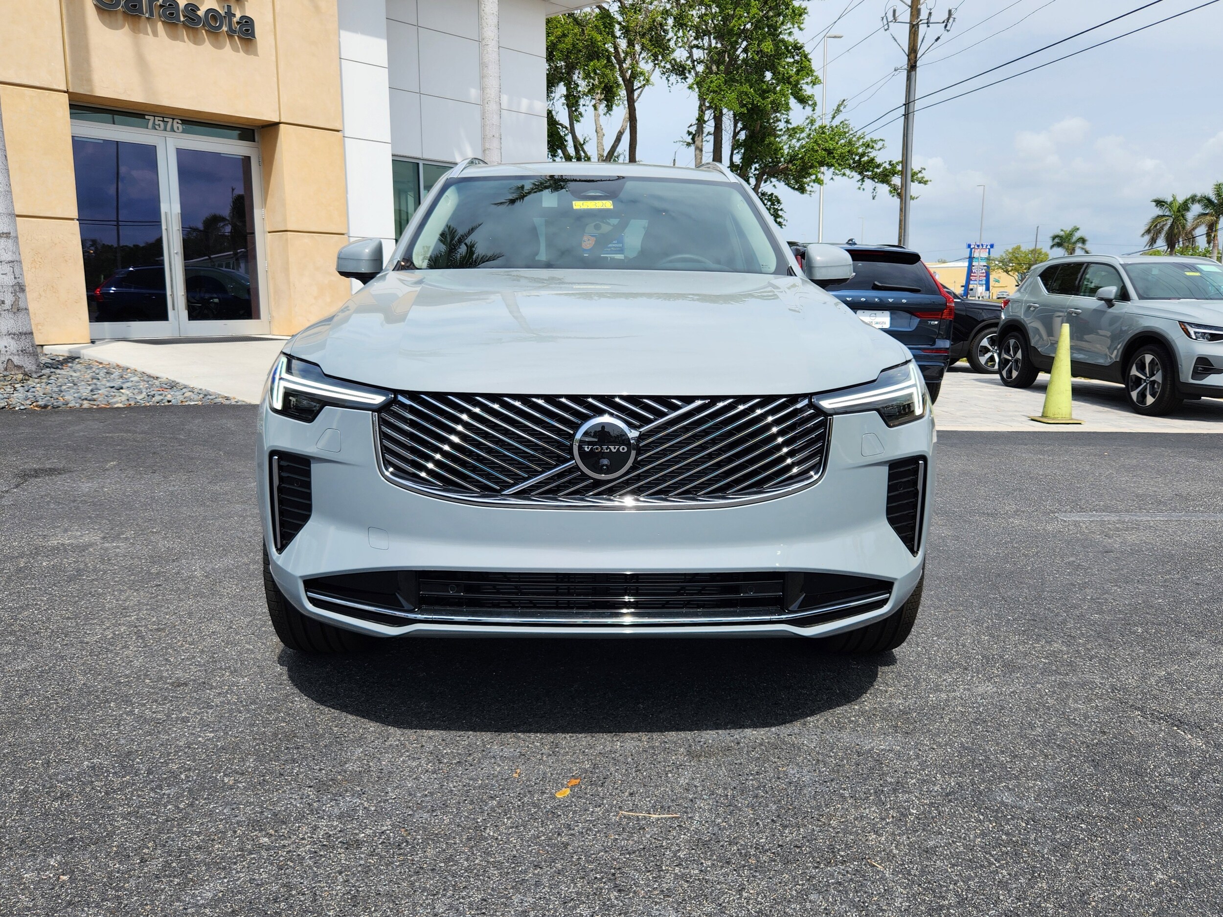 2025 Volvo XC90 Plus photo 2