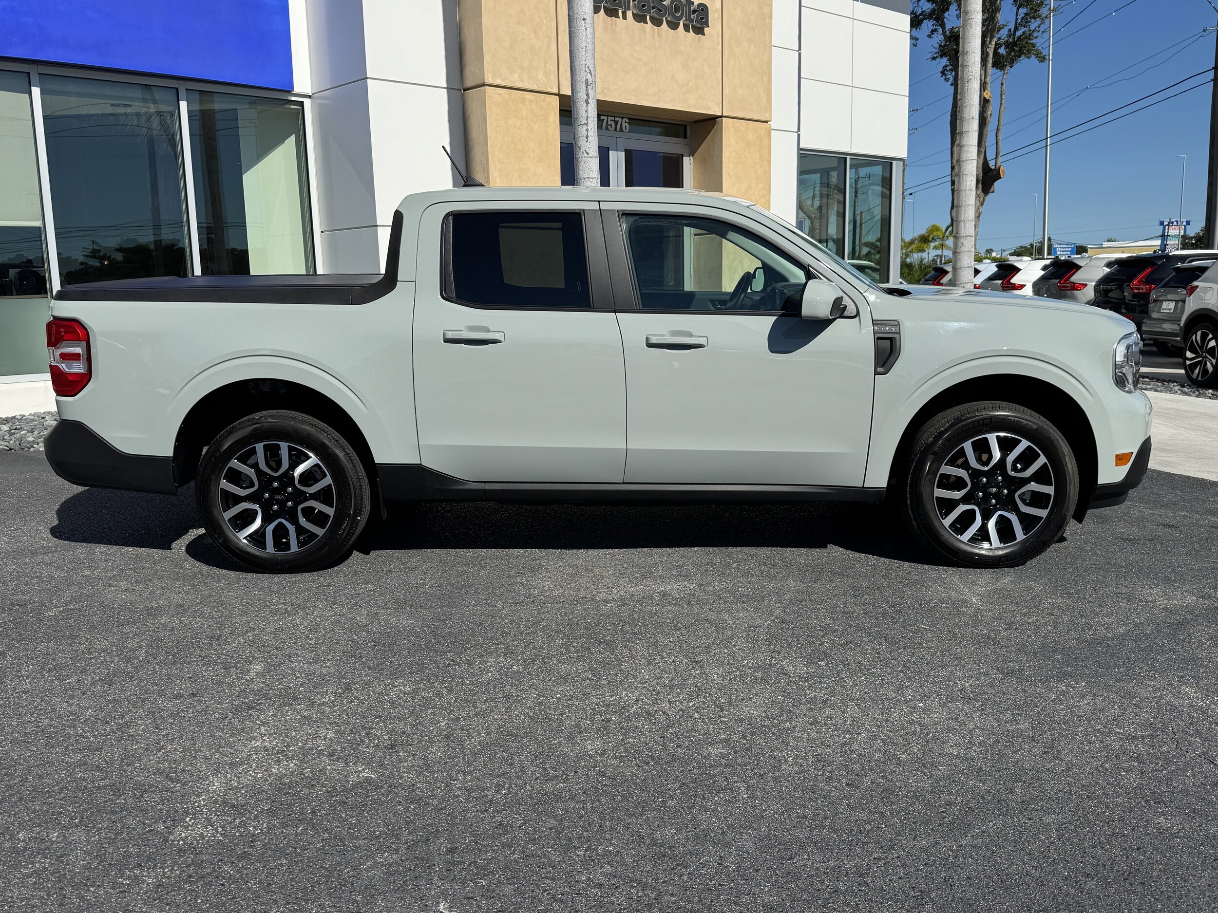 2023 Ford Maverick XLT Lariat photo 2