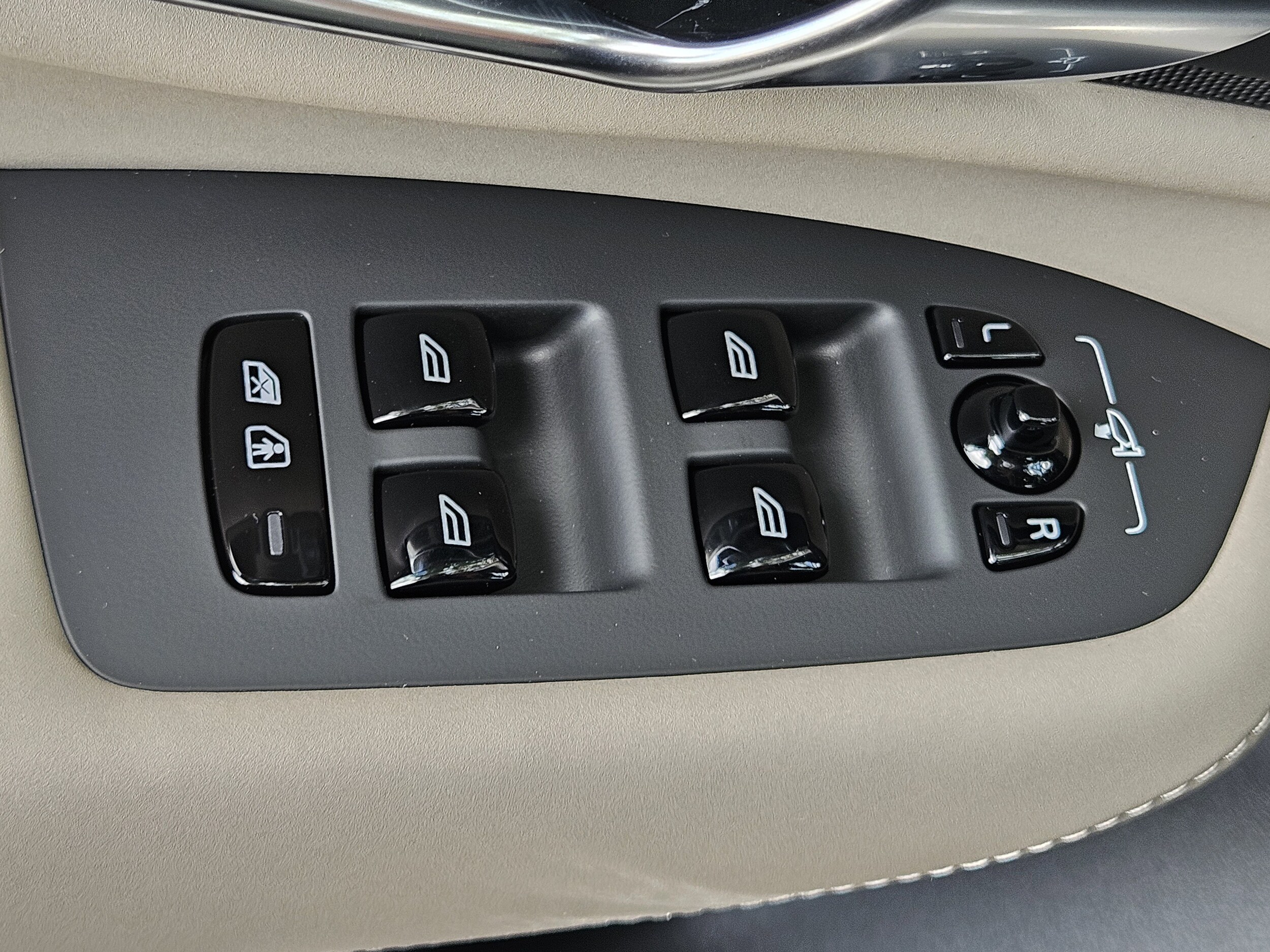 2026 Volvo XC90 Plus - Photo 21