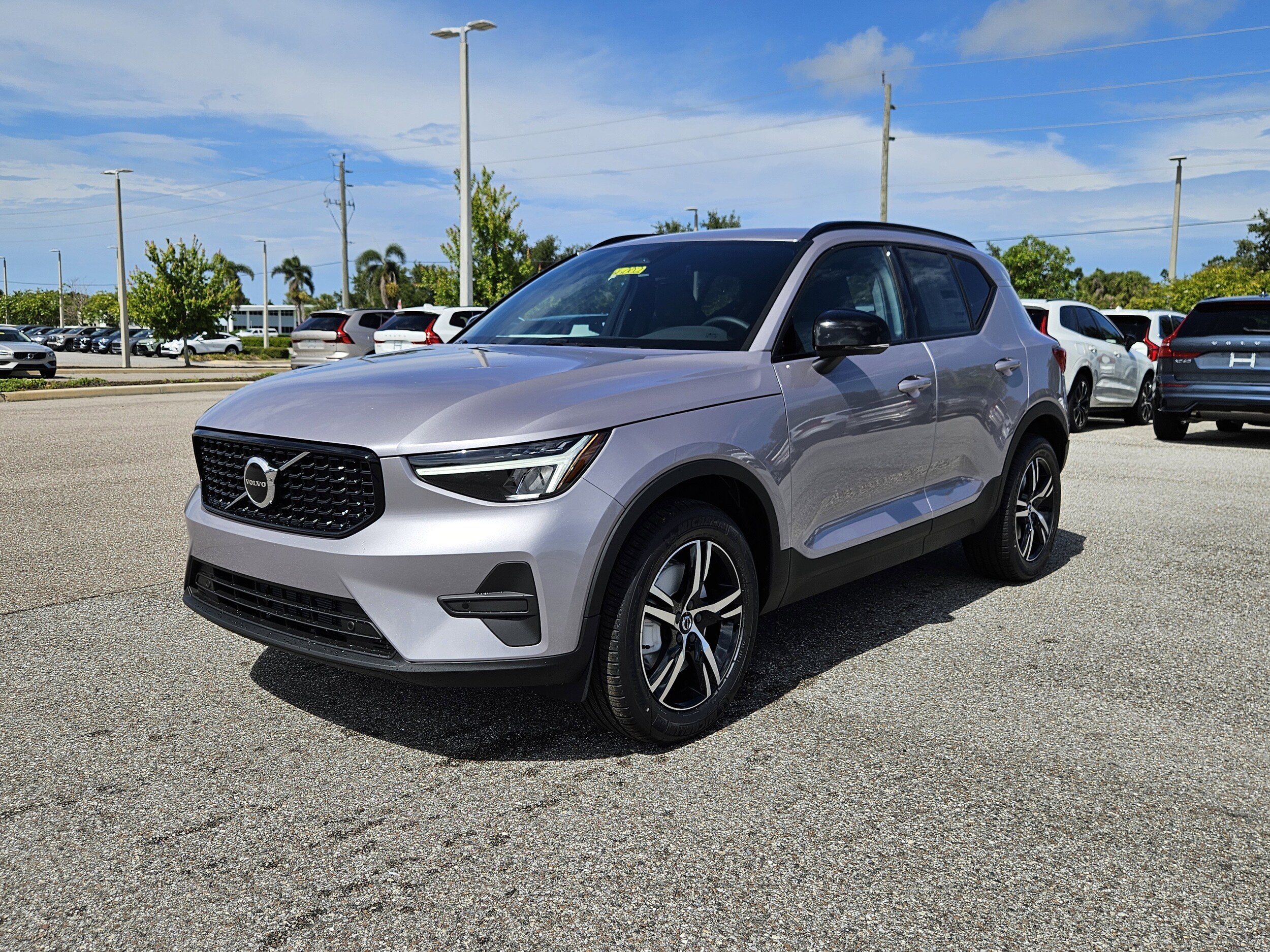 2026 Volvo XC40 Core photo 2