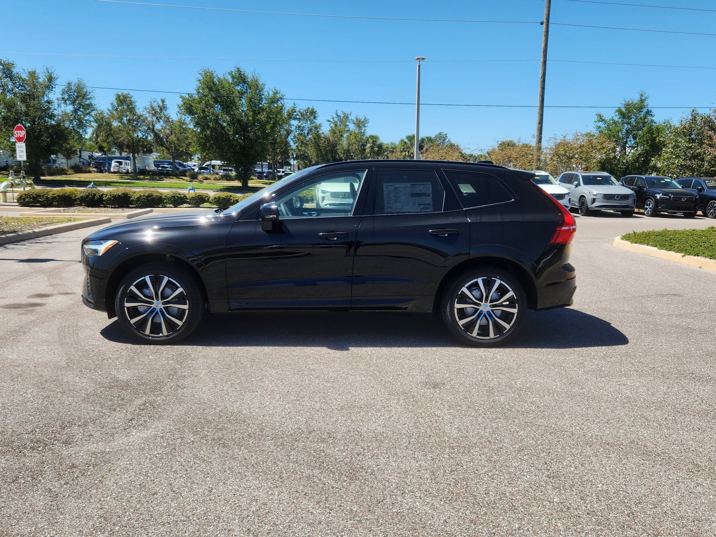 2025 Volvo XC60 B5 Plus photo 4