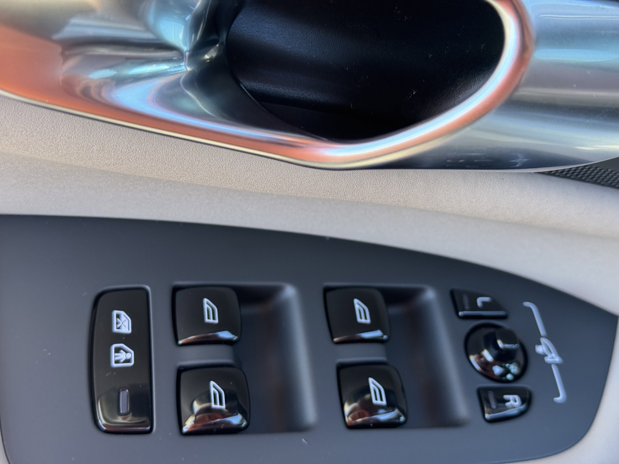 2026 Volvo XC90 Plus - Photo 18