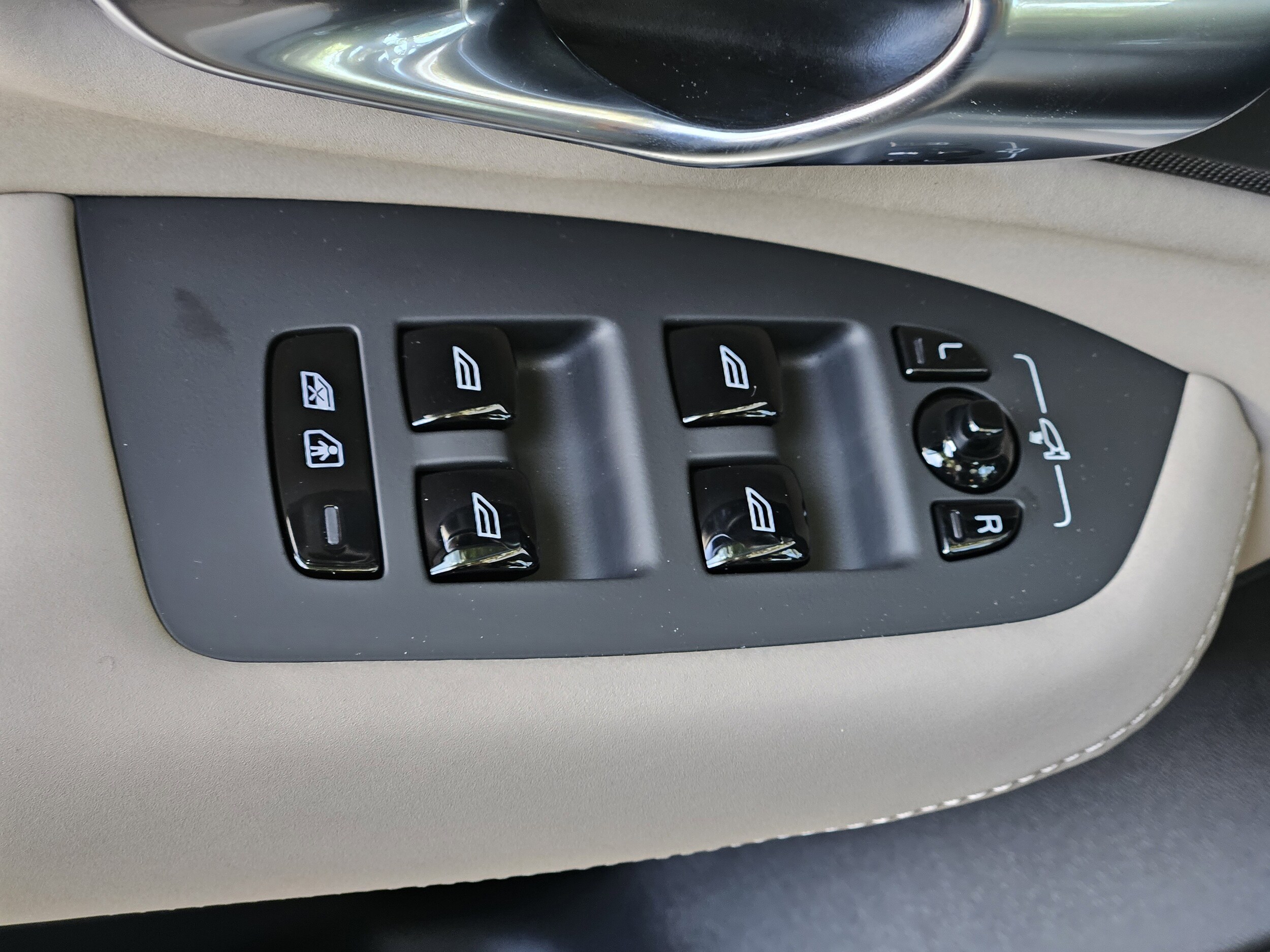 2026 Volvo XC90 Plus - Photo 21