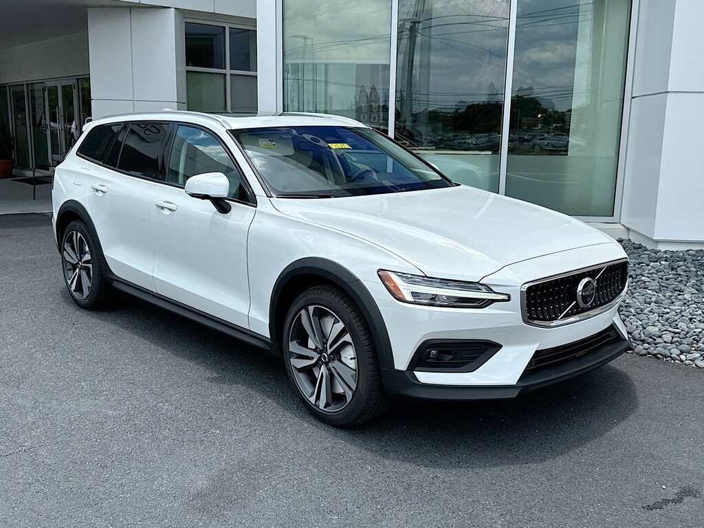 New 2024 Volvo V60 Cross Country For Sale at Volvo Cars Sarasota VIN