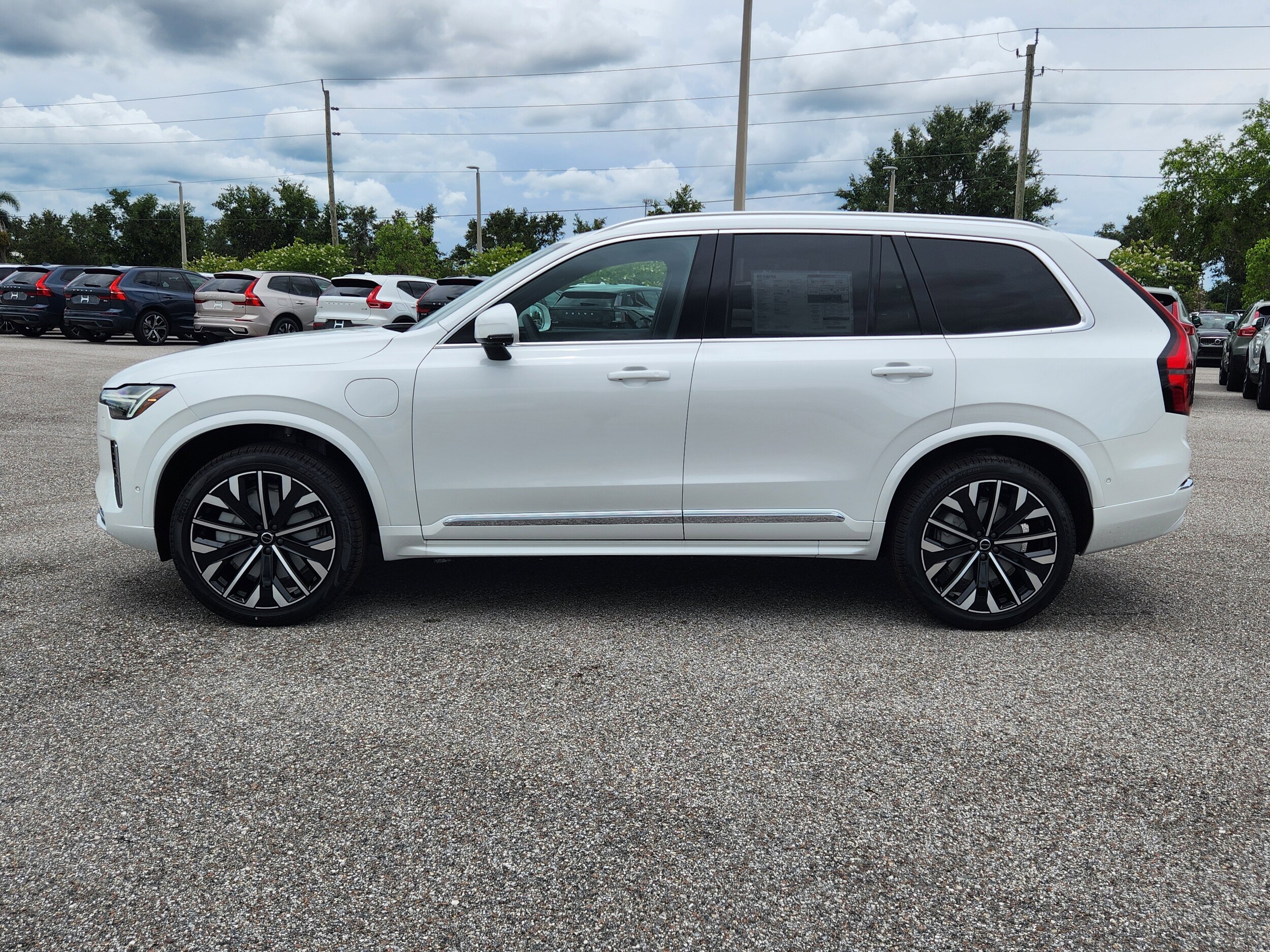 2025 Volvo XC90 T8 Plus photo 3