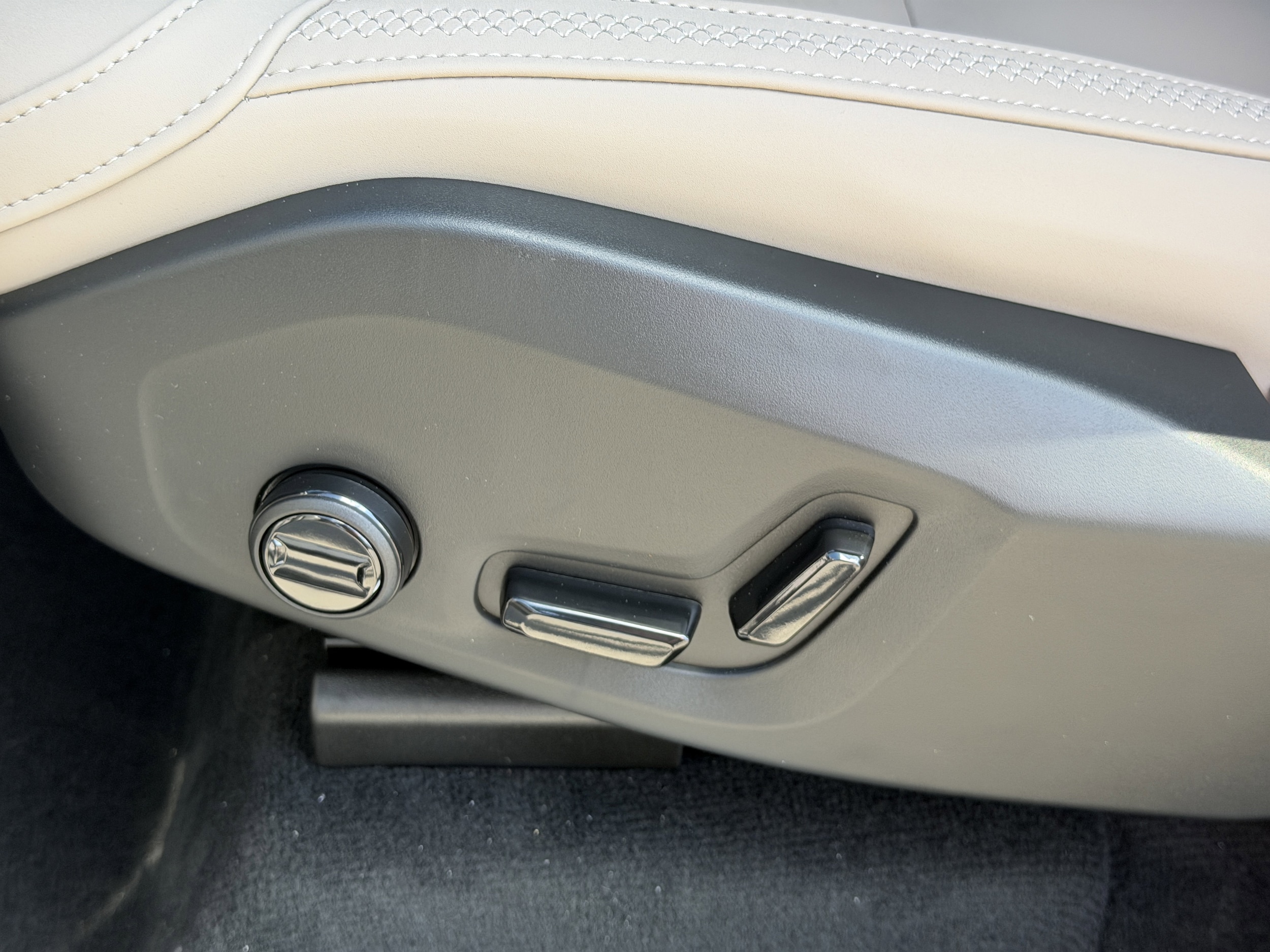 2026 Volvo XC90 Plus - Photo 18