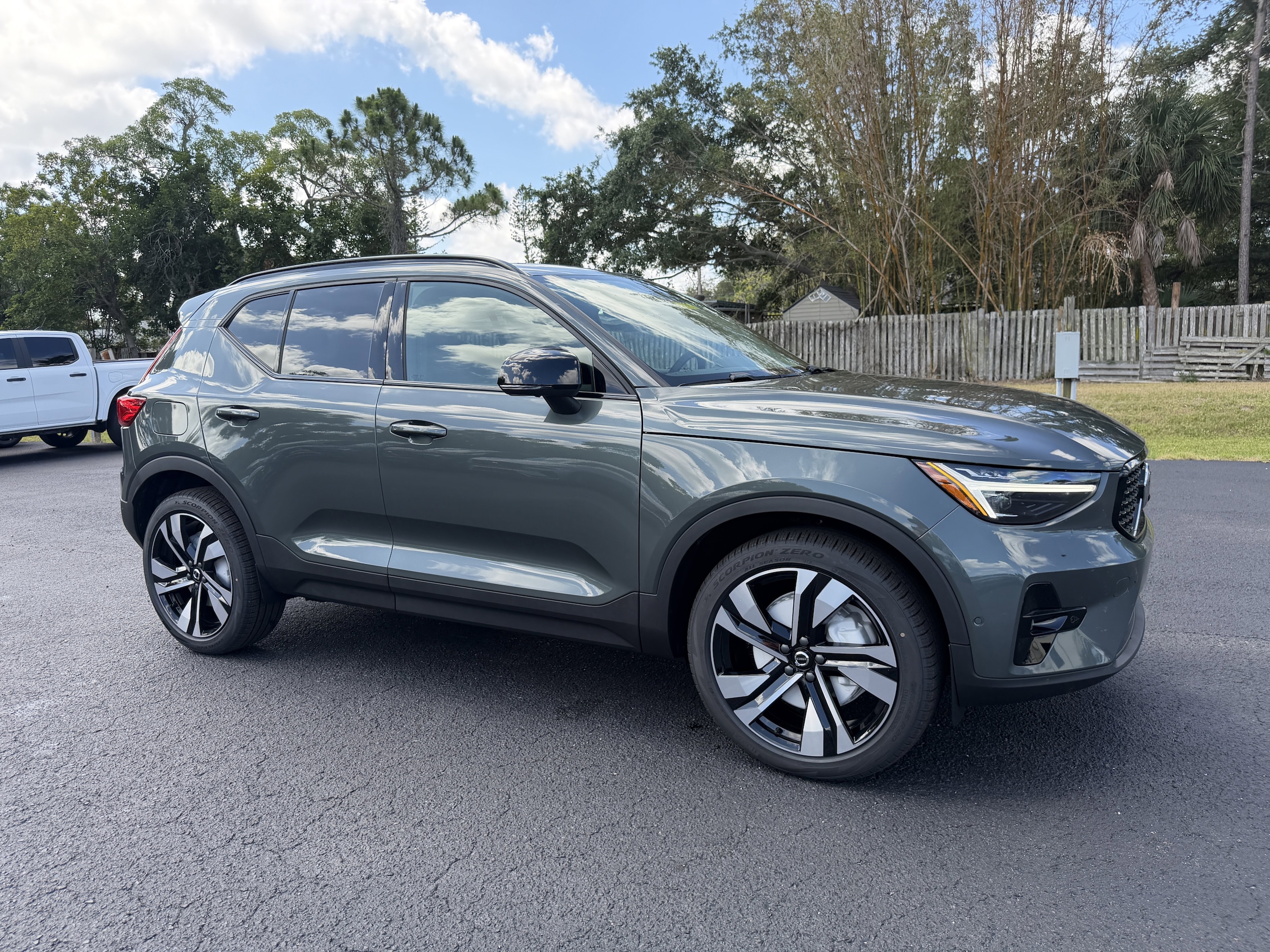 2026 Volvo XC40 B5 Plus Dark AWD's photo