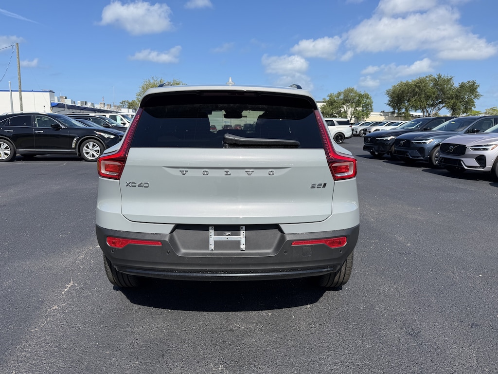 New 2026 Volvo XC40 B5 Core SUV