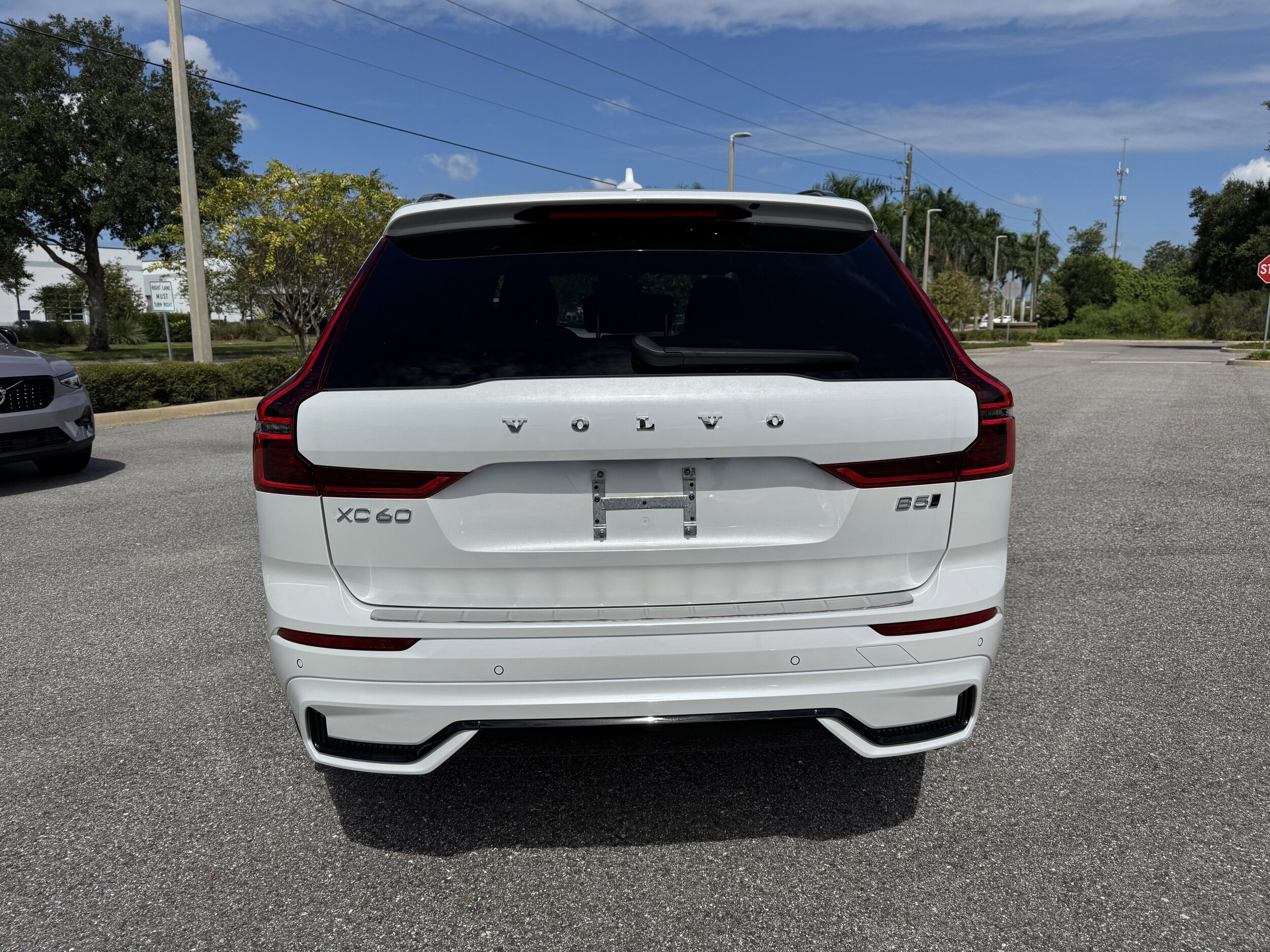 2026 Volvo XC60 B5 Plus photo 4