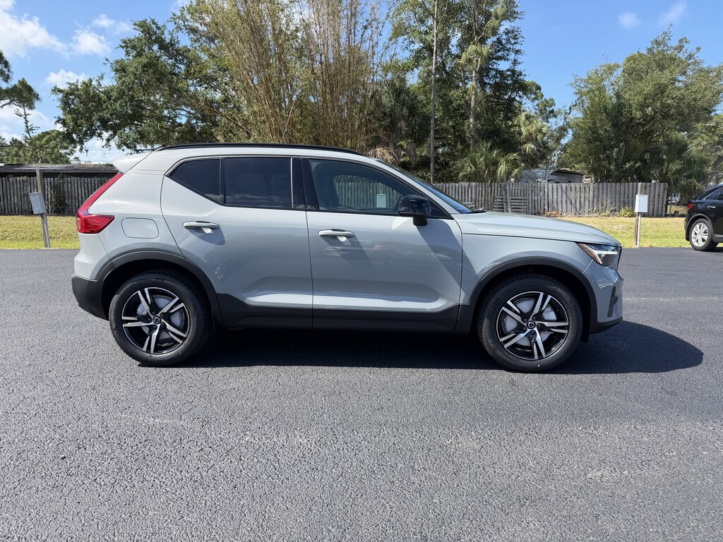 New 2026 Volvo XC40 B5 Core SUV