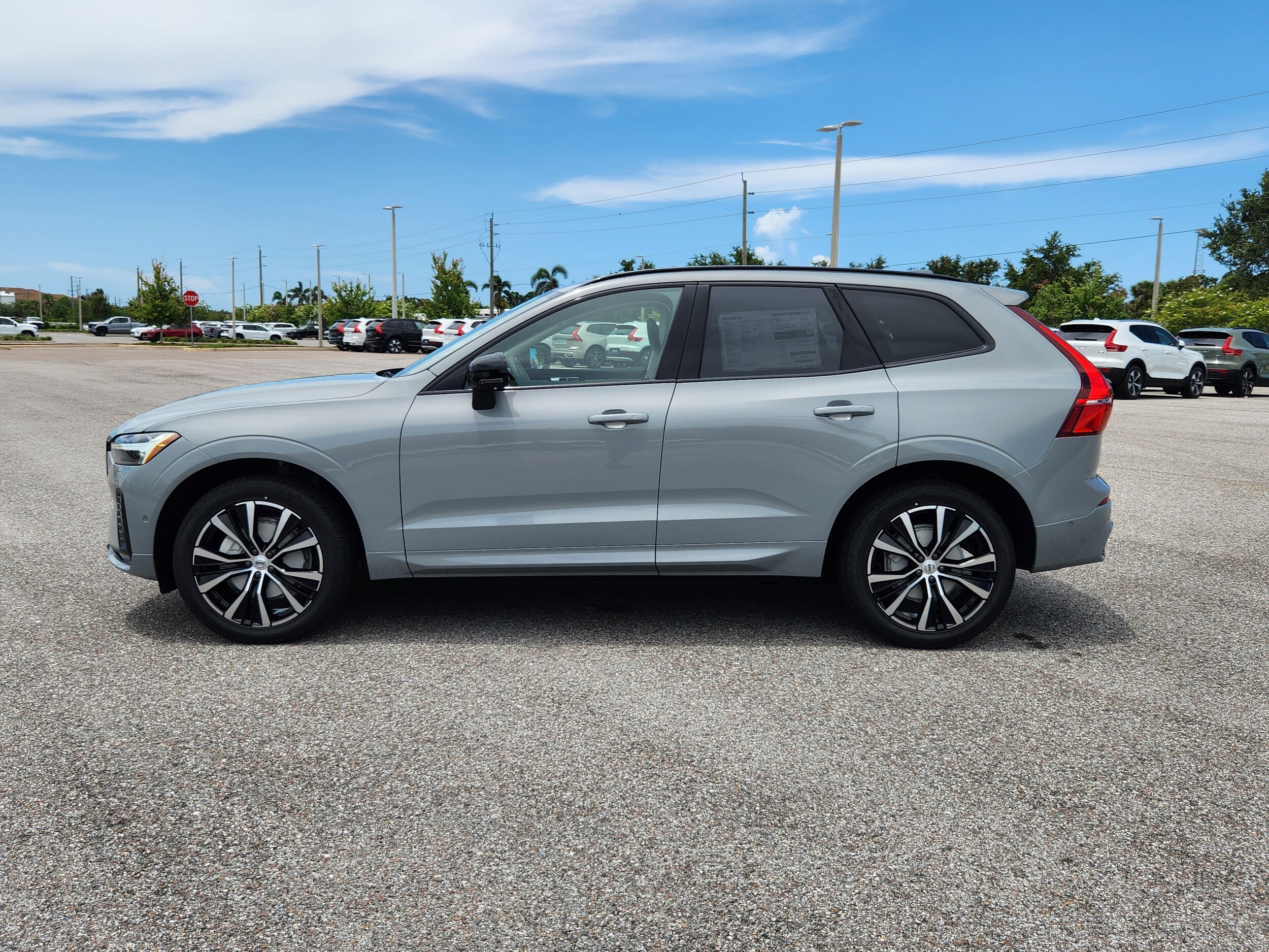 2025 Volvo XC60 B5 Plus photo 2