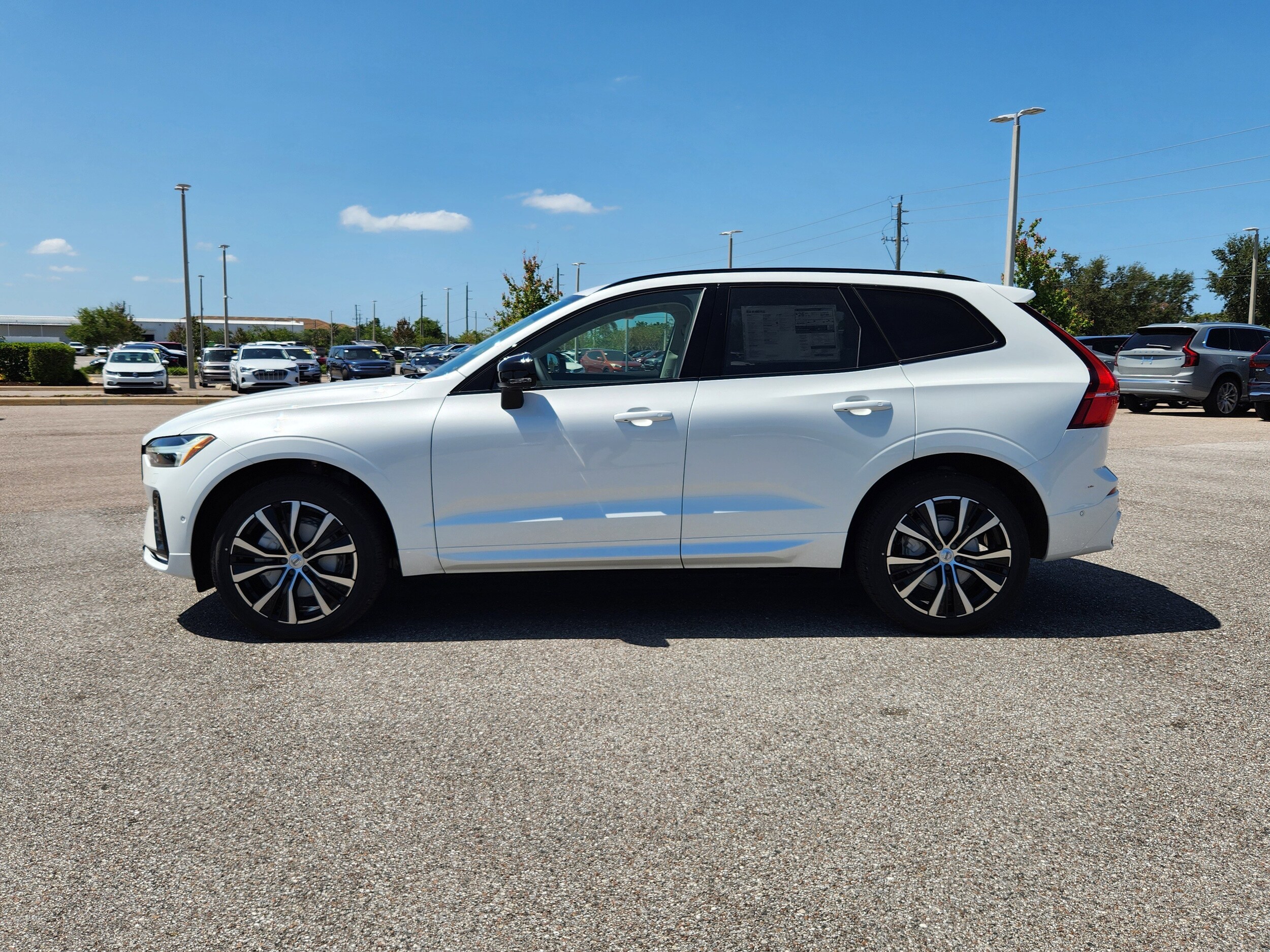 2025 Volvo XC60 B5 Plus photo 4