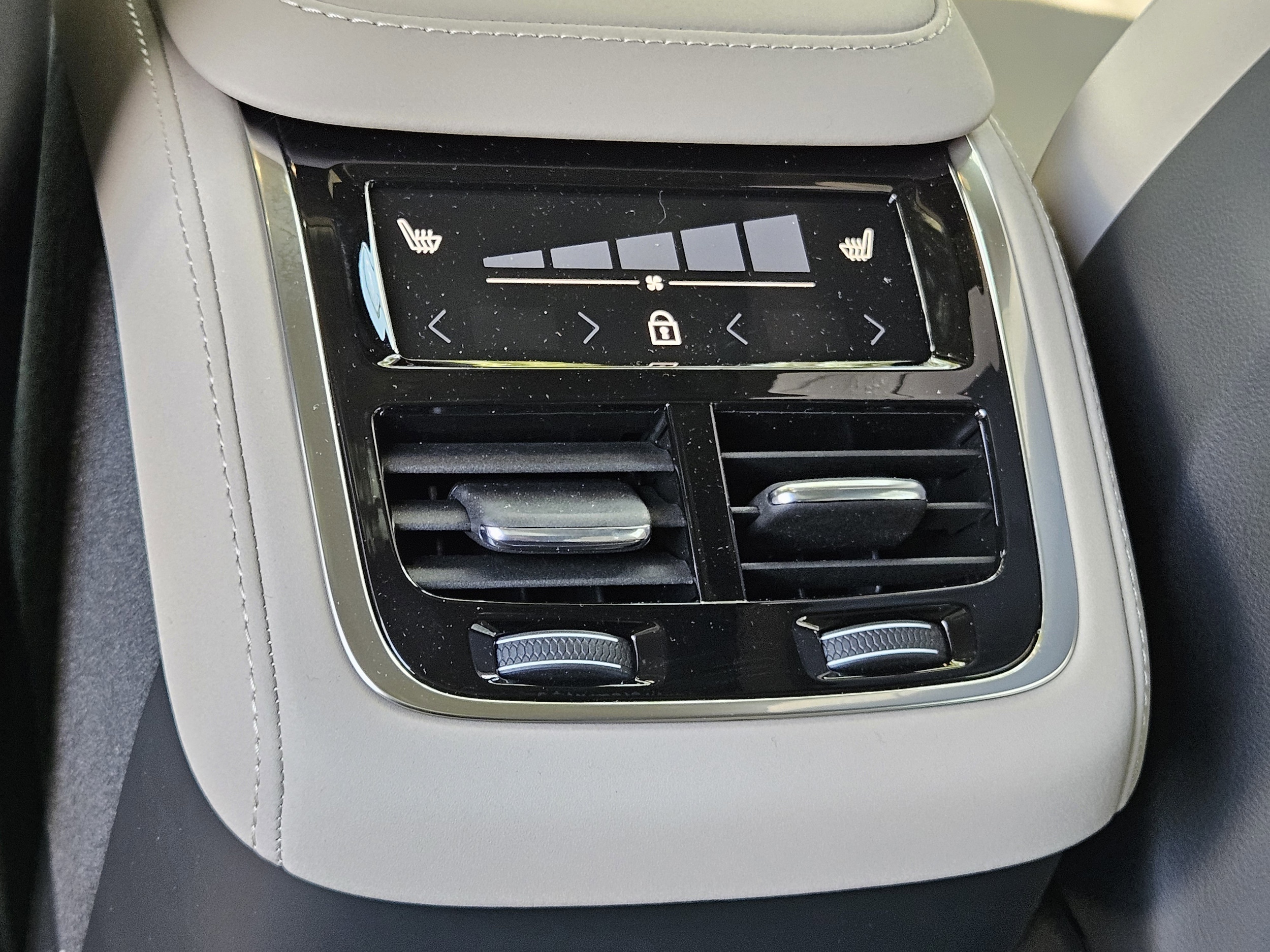 2026 Volvo XC90 Plus - Photo 20
