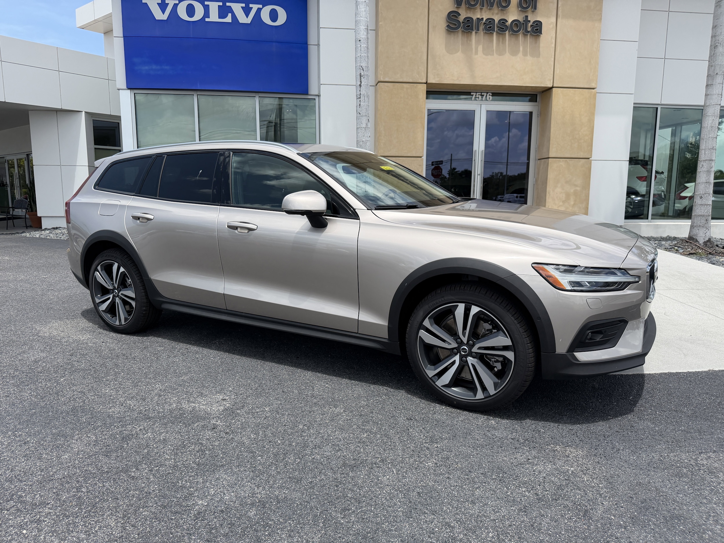 2026 Volvo V60 Cross Country B5 Plus AWD's photo