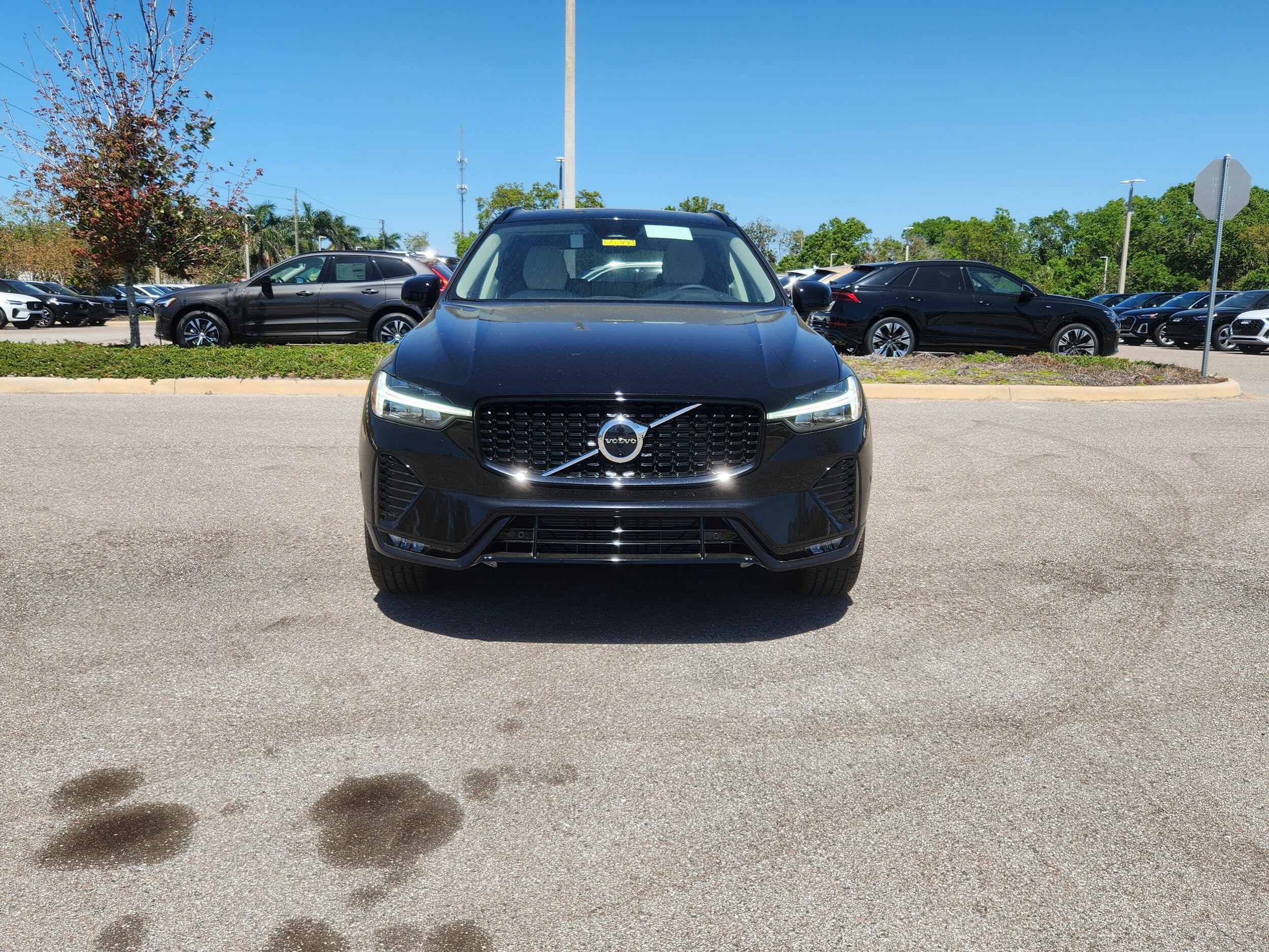 2025 Volvo XC60 B5 Plus photo 2