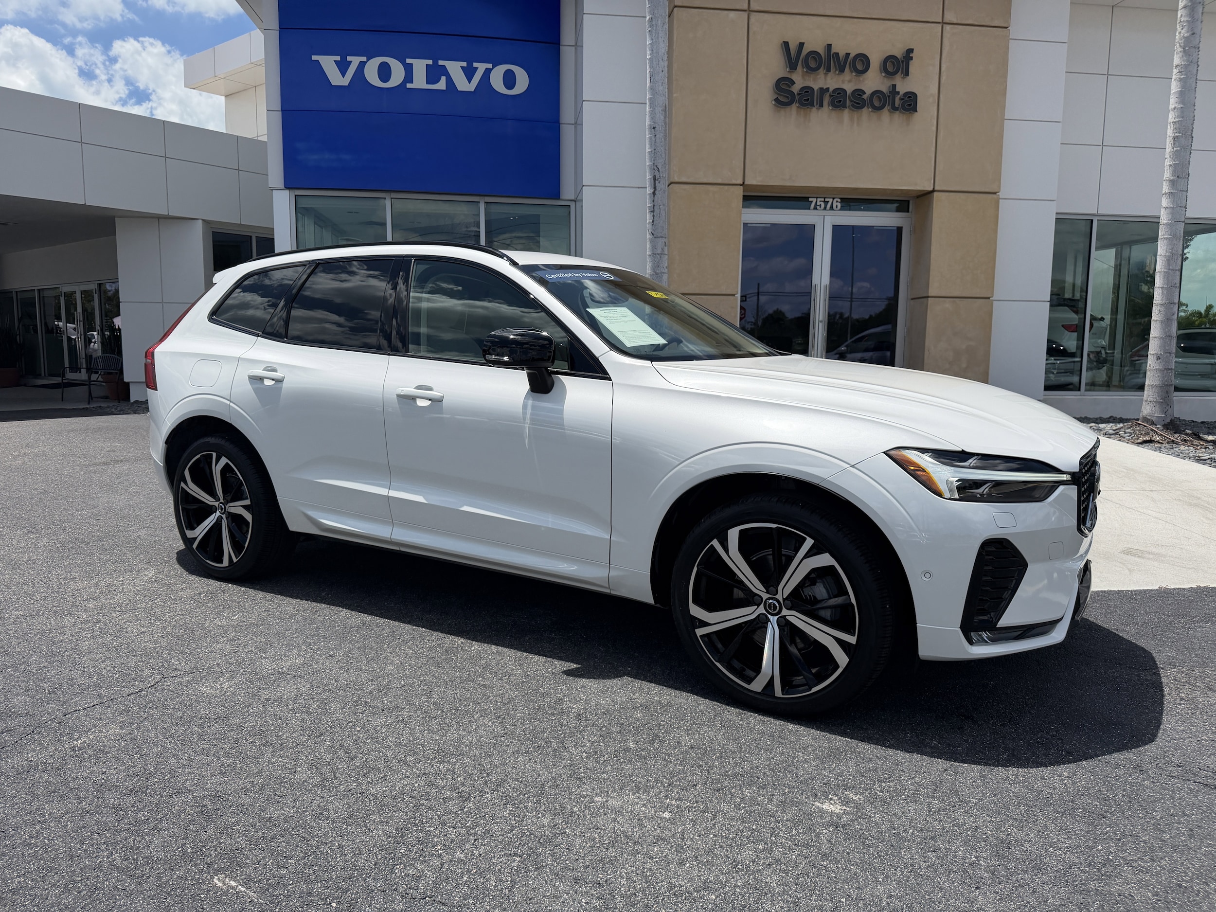 2024 Volvo XC60 B5 Ultimate Dark Theme AWD's photo