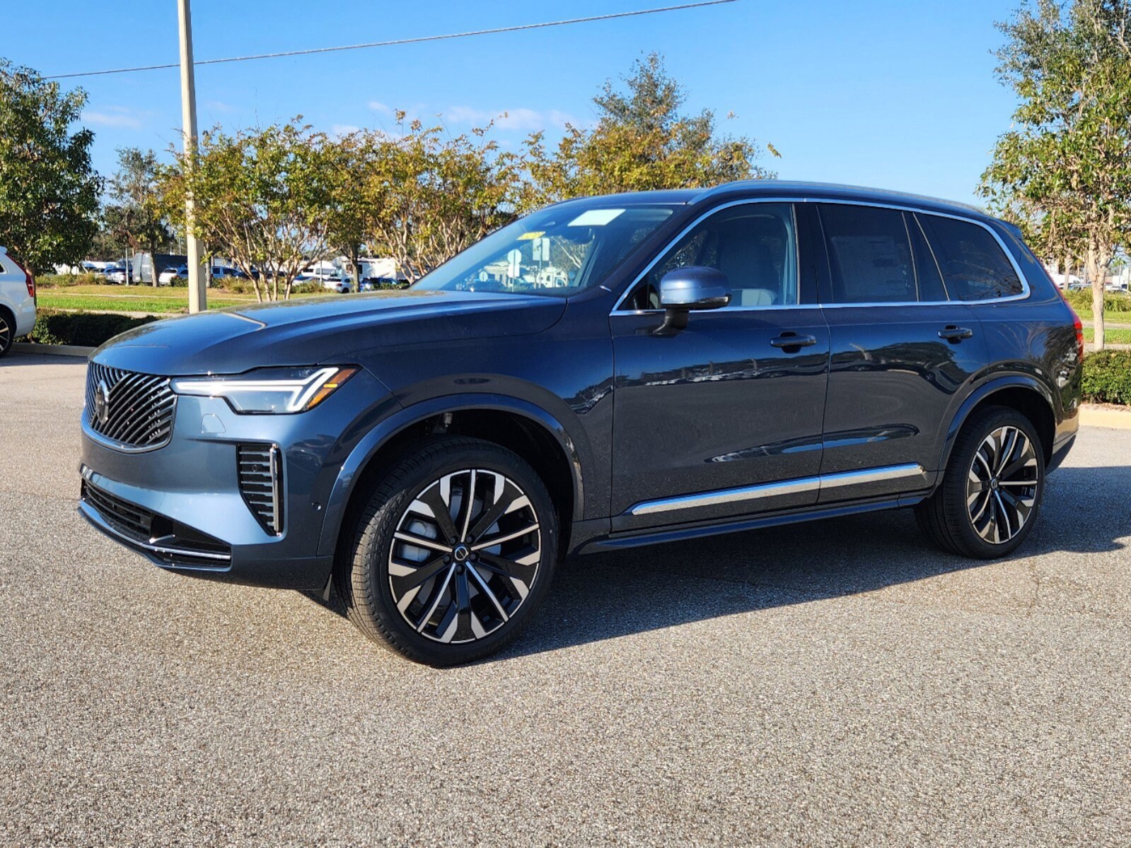 2025 Volvo XC90 B5 Plus photo 3