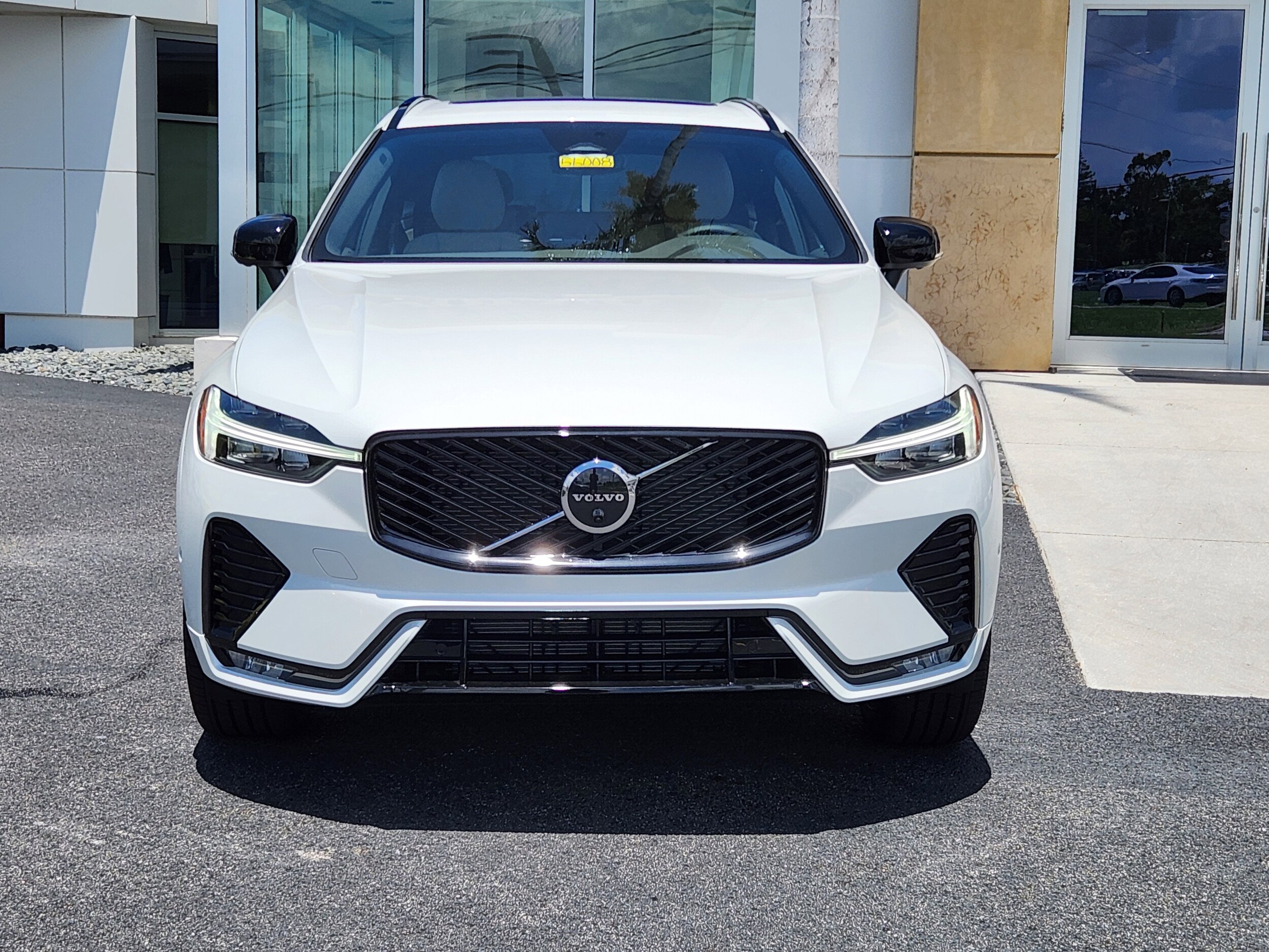 2026 Volvo XC60 Hybrid photo 2