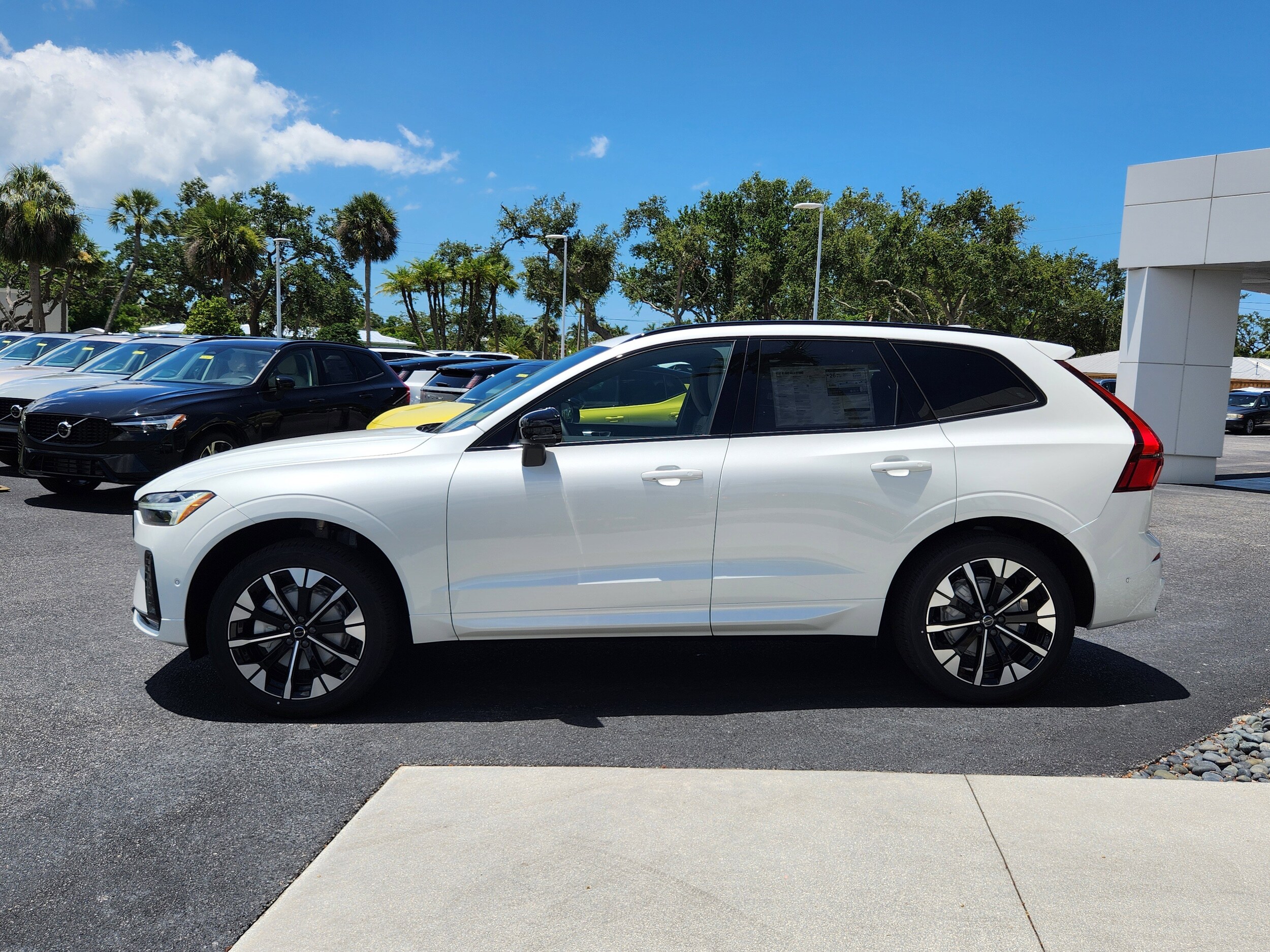 2026 Volvo XC60 Hybrid photo 4
