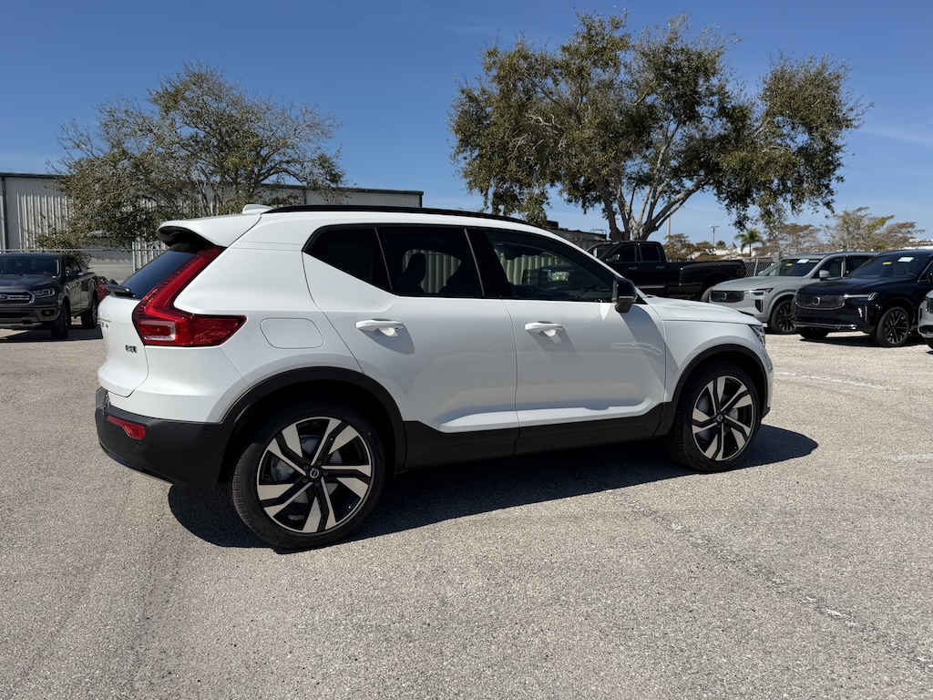 New 2026 Volvo XC40 B5 Ultra SUV