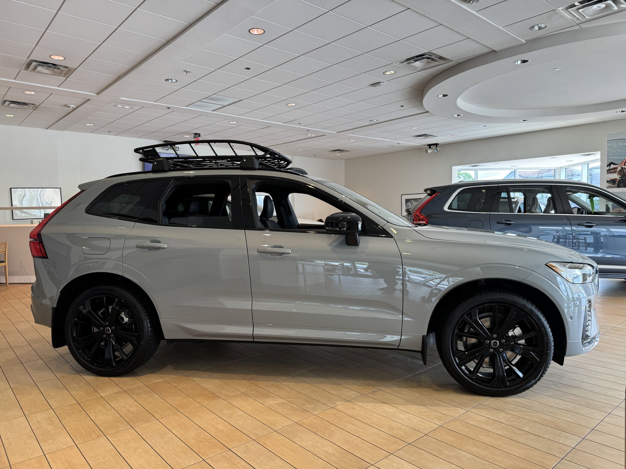2026 Volvo XC60 B5 Black Edition photo 3