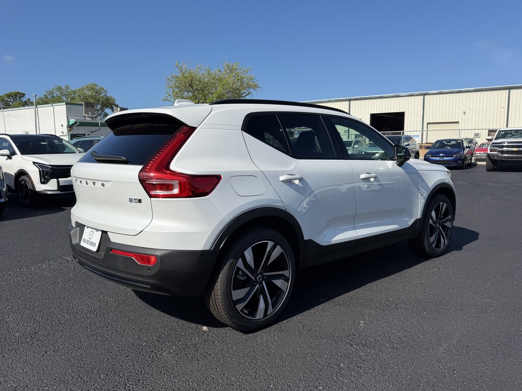 New 2026 Volvo XC40 B5 Ultra SUV