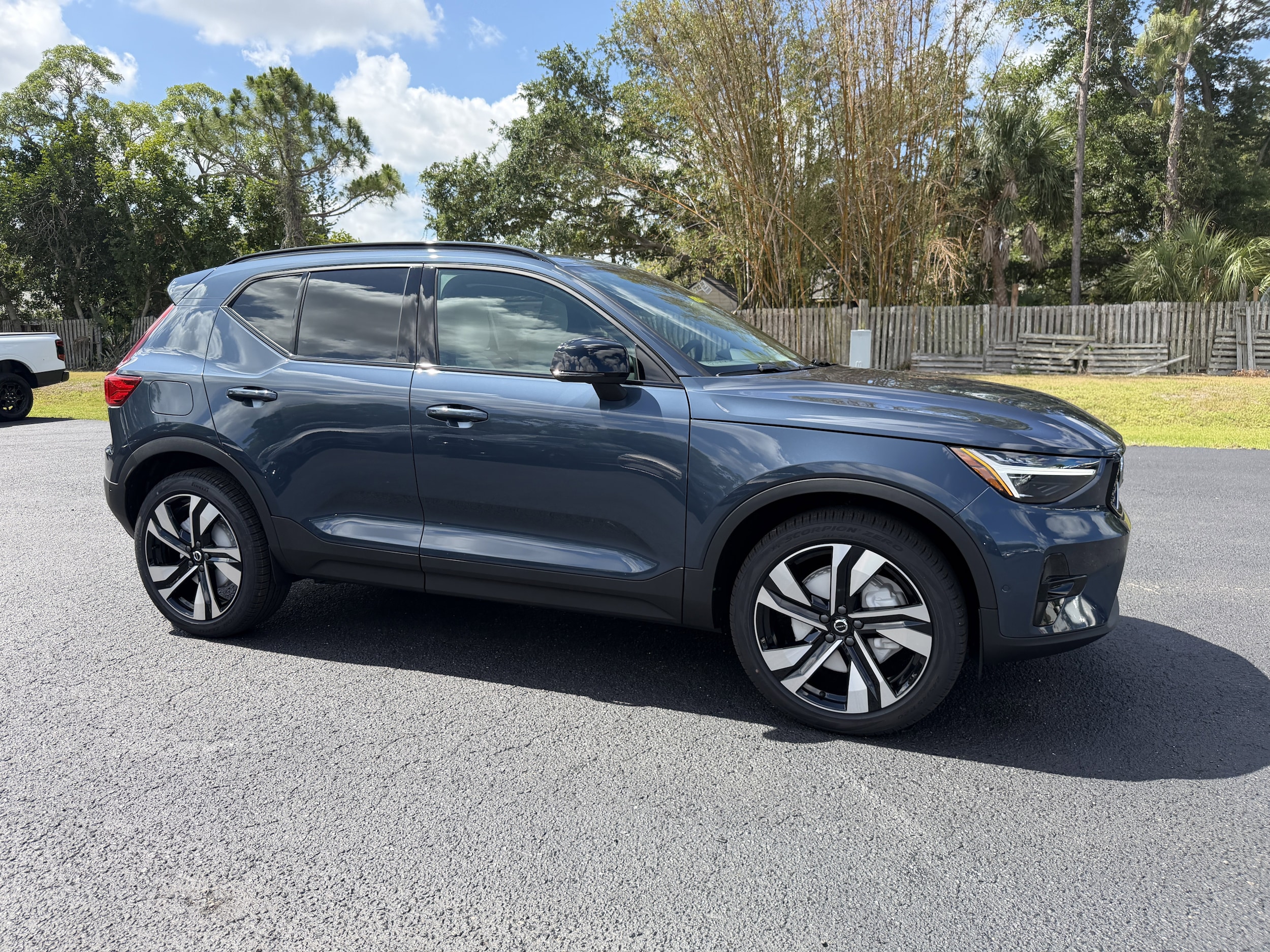 2026 Volvo XC40 B5 Plus Dark AWD's photo