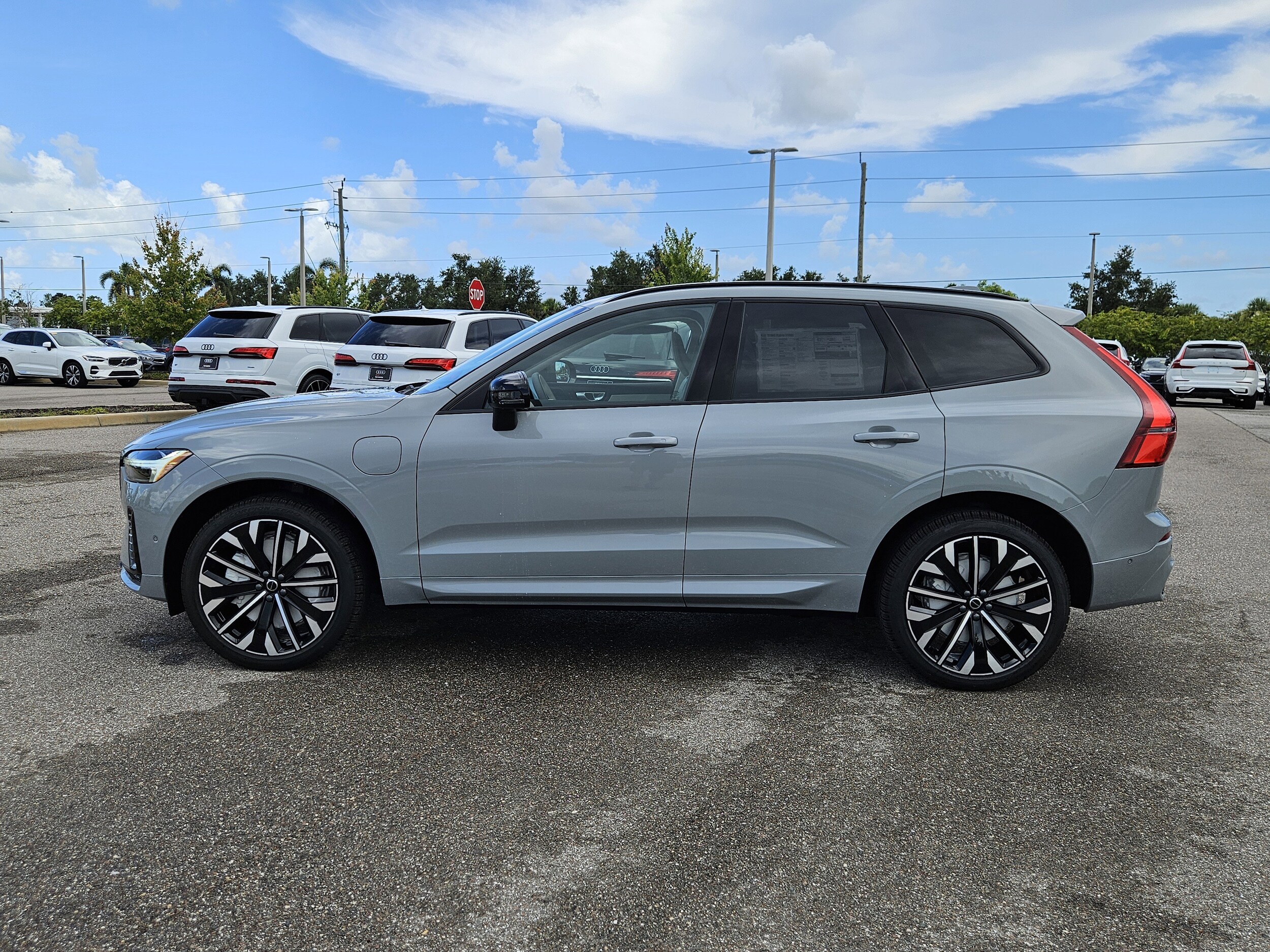 2026 Volvo XC60 Hybrid T8 photo 4