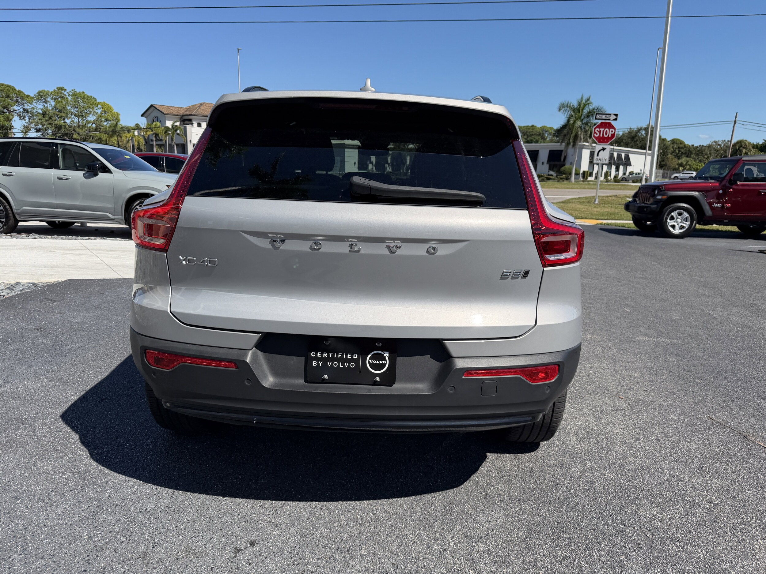 2024 Volvo XC40 Plus photo 2