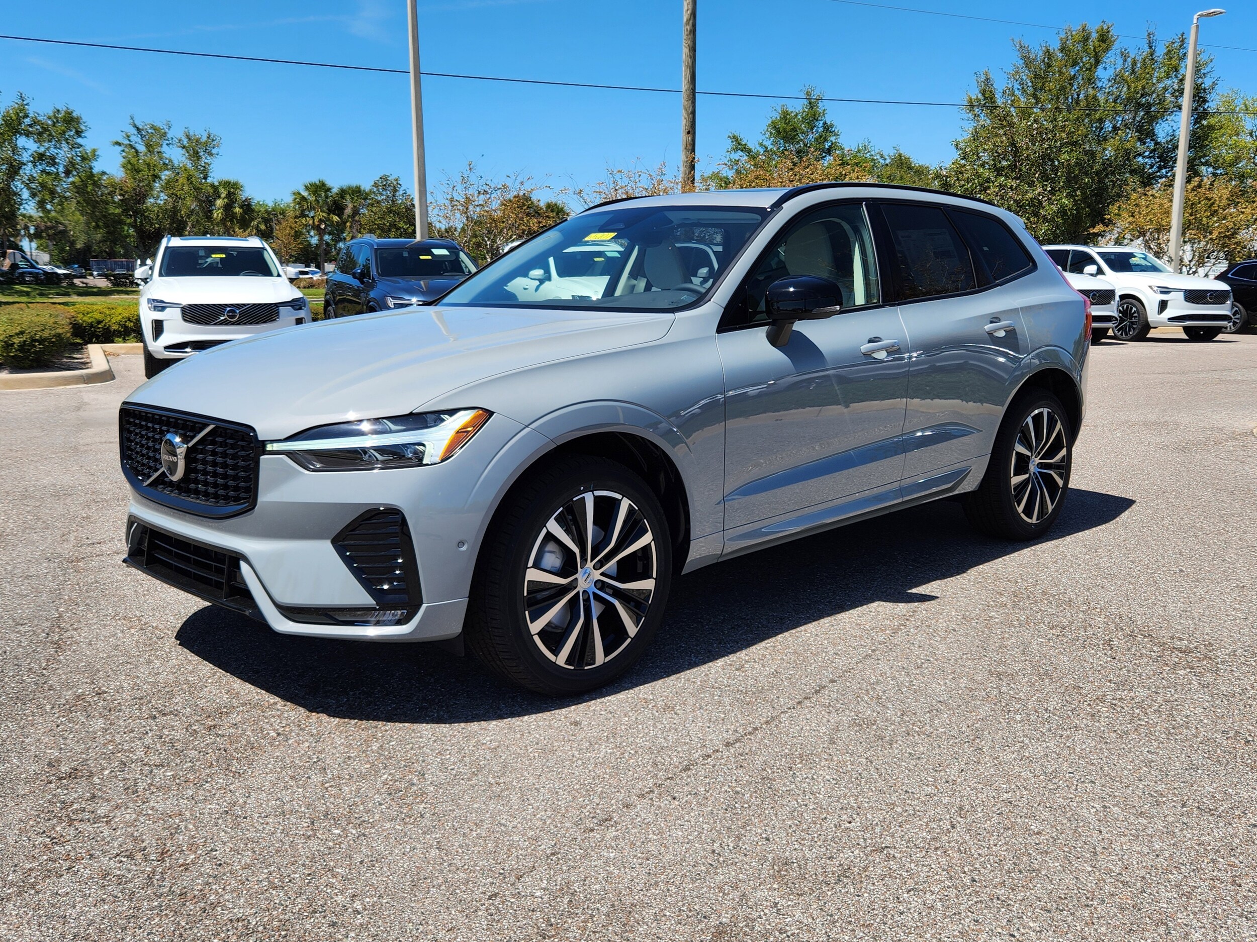 2025 Volvo XC60 B5 Plus photo 2