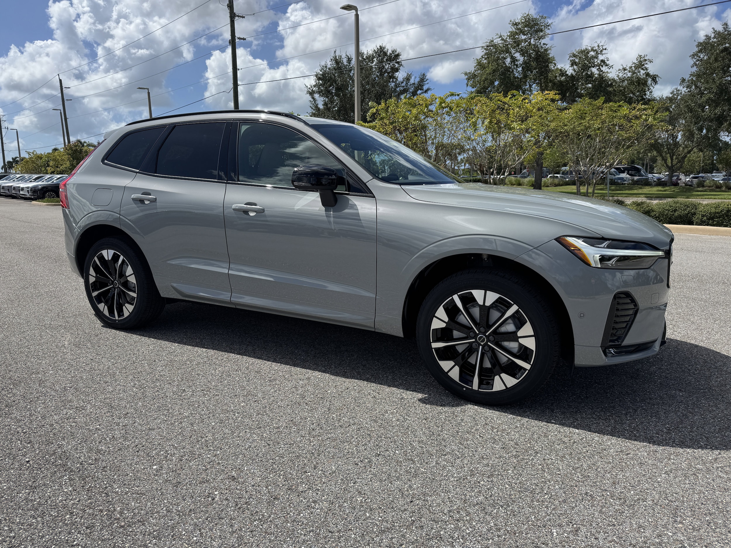 2026 Volvo XC60 Plus's photo